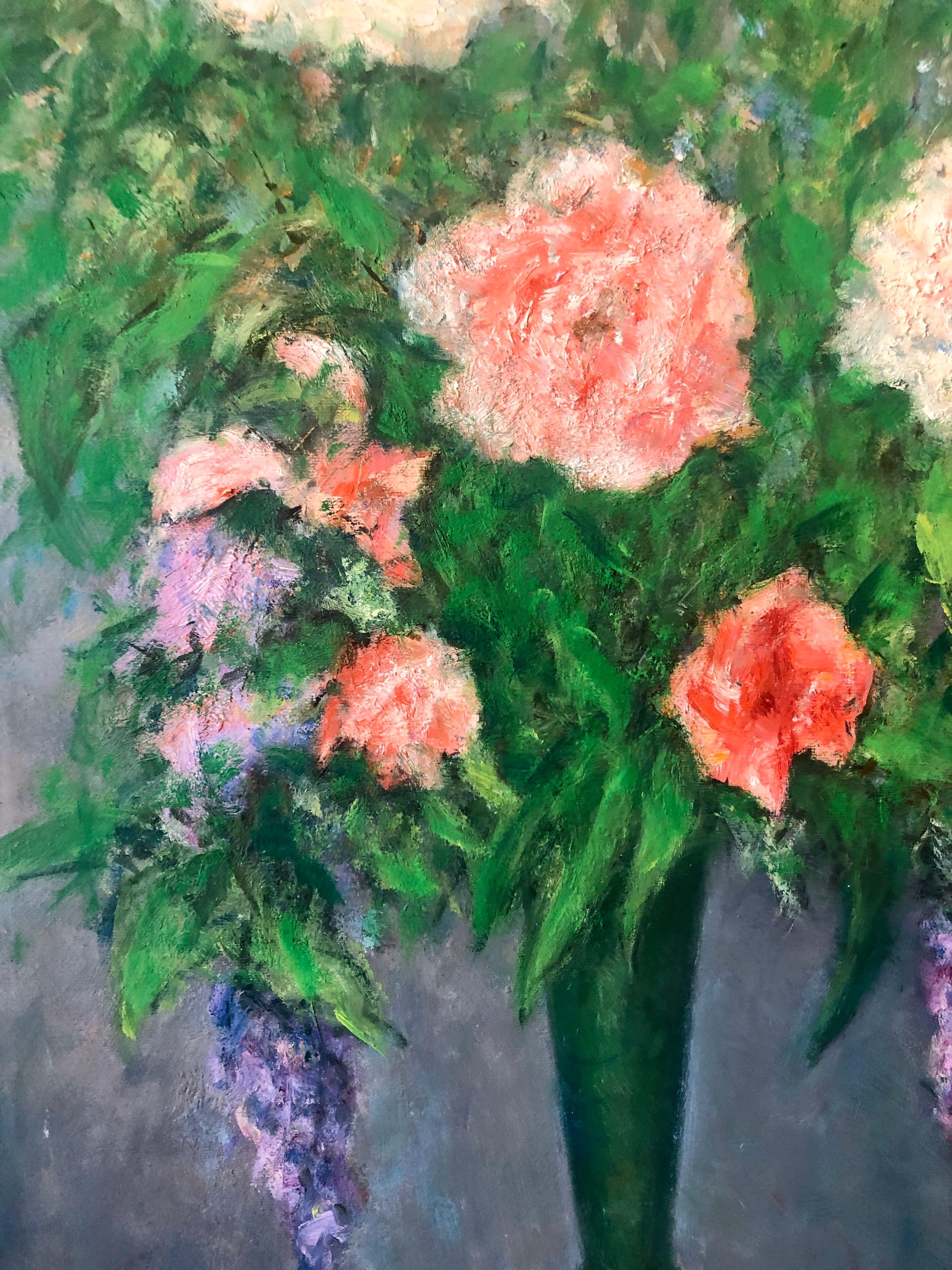 Peinture à l'huile impressionniste américaine à motif floral représentant des fleurs vibrantes dans un vase - Gris Still-Life Painting par William Schultz