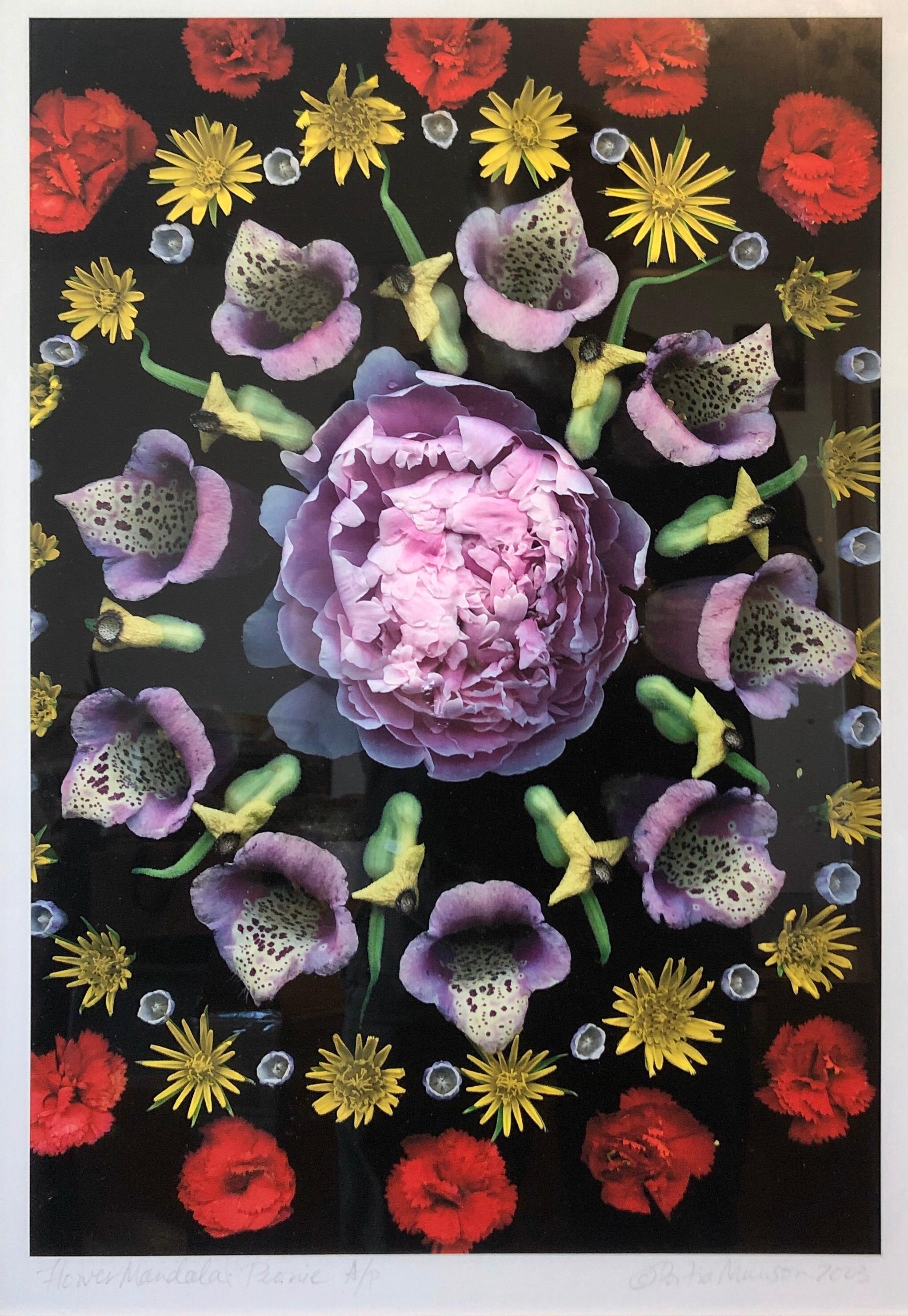 Color Photograph Portia Munson - Fleur Mandala - Photo baroque - Art féministe contemporain - Impression numérique de photographie