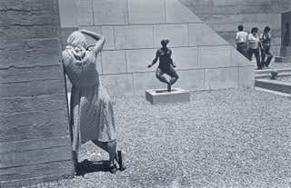 Borsa LOQI Elliott Erwitt Dog Jumping - Taffetà Riciclato, Leggera E Resistente - Foto 10