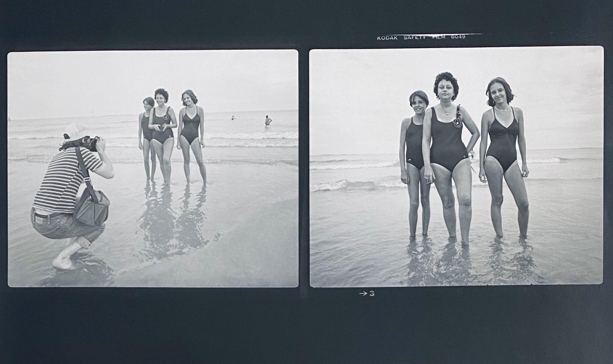 Silberner Gelatinesilber-Fotodruck, Mädchen am Strand Foto, Two Man Show – Photograph von Dick Lebowitz And Tom Young 