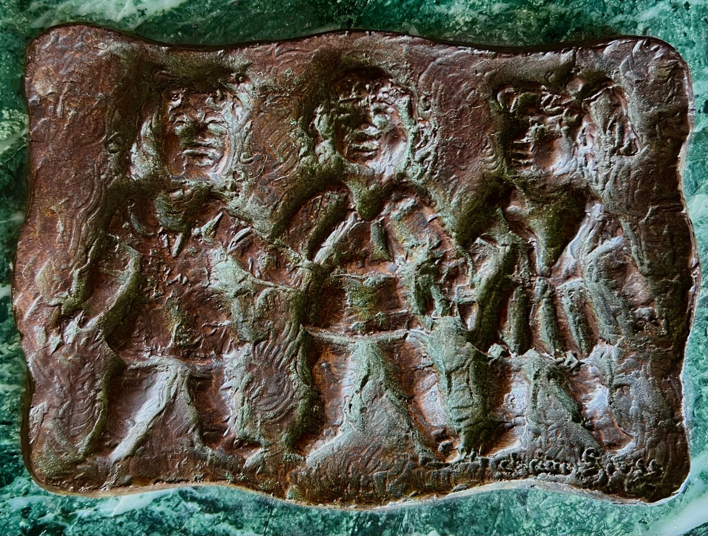 Chaim Gross
Trois petites filles, trois Grâces. 1981.
Plaque sculpturale en bronze montée sur un marbre vert-de-gris. 
signé et daté sur marbre 
Marbre environ 7,5" x 7" x 1,5". Bronze : 5.25" x 4" x 1"

Chaim Gross, né en 1904 à Design/One, en