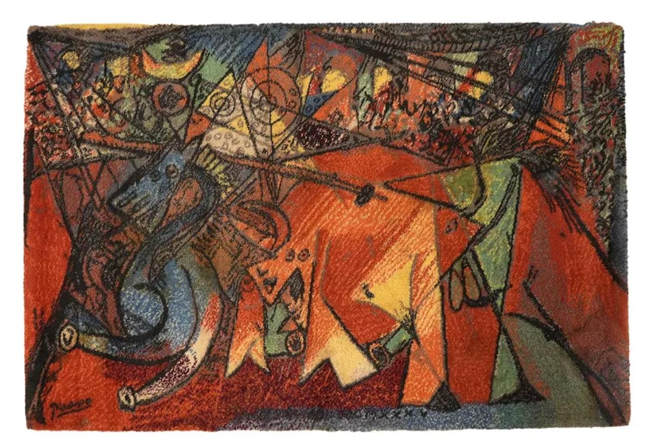 (nach) Pablo Picasso Stierlauf Wollteppich 
Dieser farbenfrohe Teppich von Ege Axminster aus Dänemark zeigt eine kubistische Darstellung des Stierlaufs in Pamplona und stammt aus der Kollektion 20th Century Masters des Herstellers. 
Unterzeichnet 