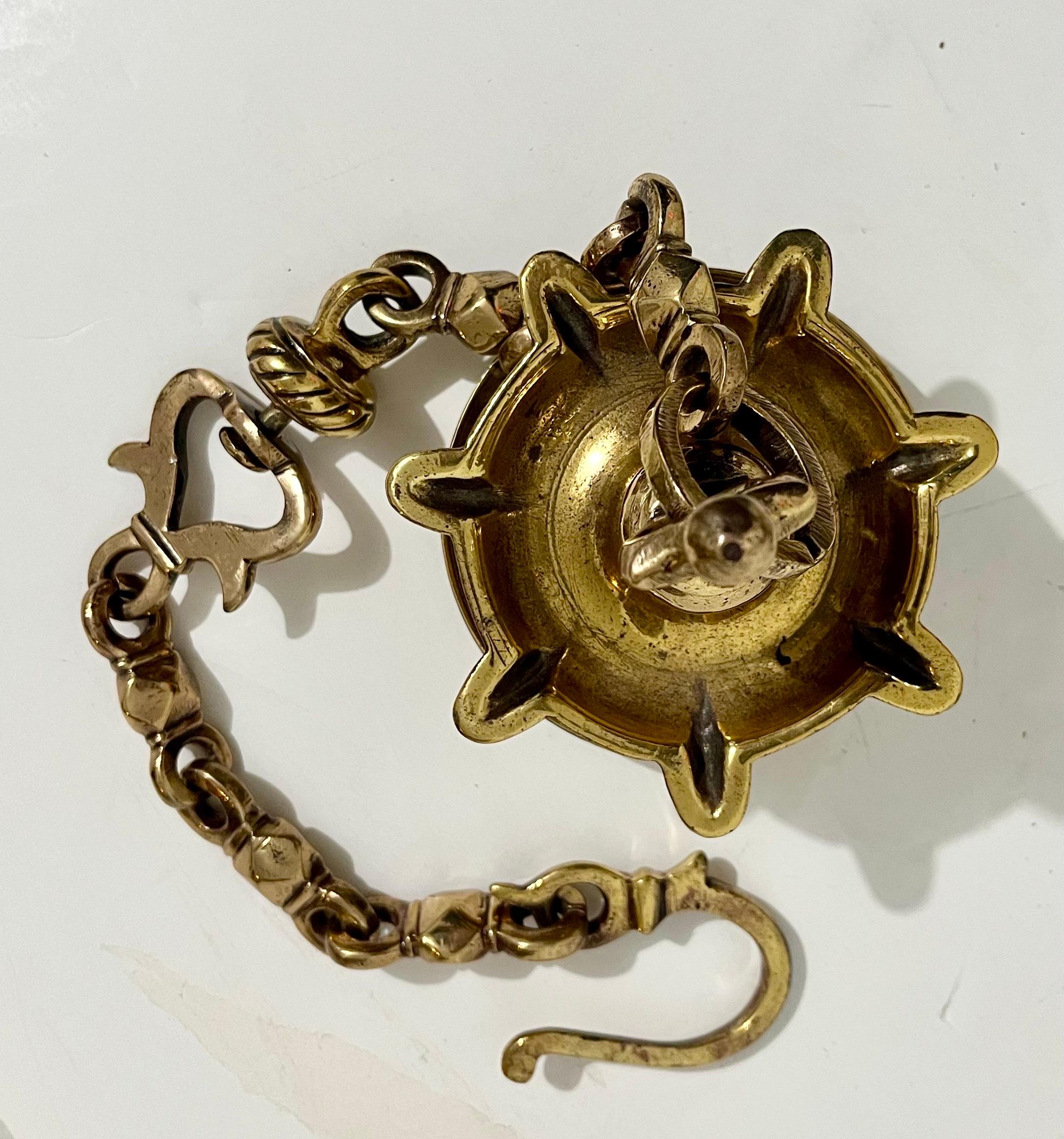 Rare lampe à huile judaïque ancienne suspendue en bronze représentant un Synagogue ou un temple judaïque, avec chaîne - Autres styles artistiques Art par Unknown