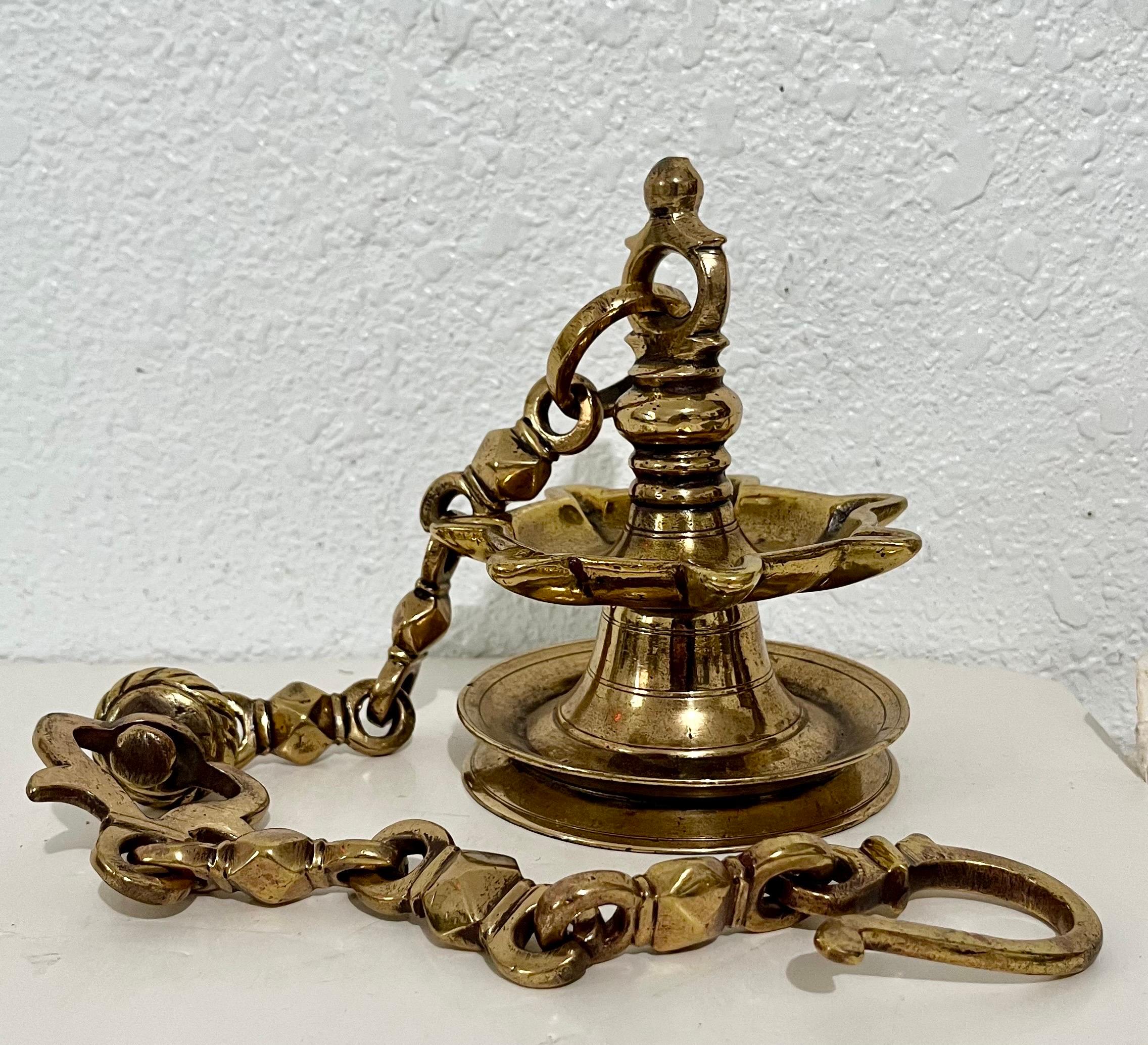 Rare lampe à huile judaïque ancienne suspendue en bronze représentant un Synagogue ou un temple judaïque, avec chaîne - Art de Unknown