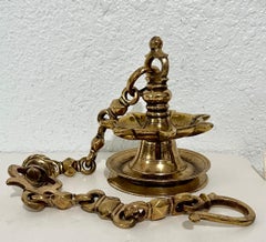 Rare lampe à huile judaïque ancienne suspendue en bronze représentant un Synagogue ou un temple judaïque, avec chaîne