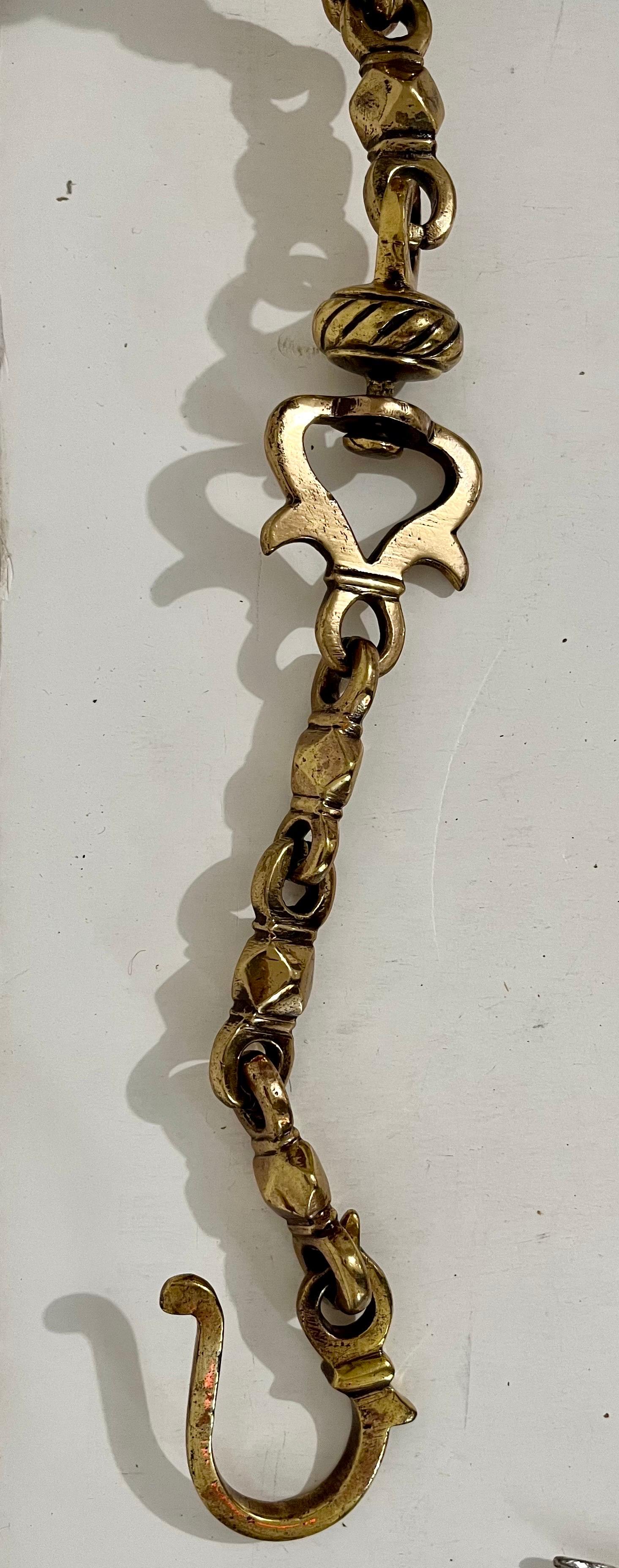 Rare lampe à huile judaïque ancienne suspendue en bronze représentant un Synagogue ou un temple judaïque, avec chaîne en vente 1