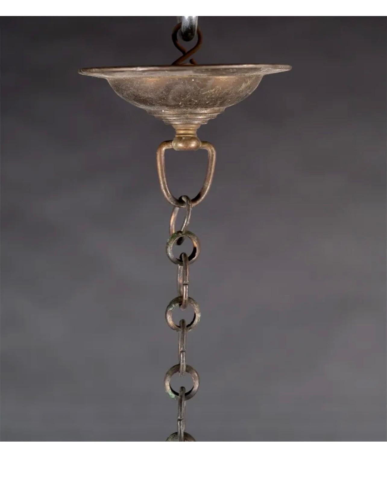 Rare lampe à huile judaïque ancienne suspendue en bronze représentant un Synagogue ou un temple judaïque, avec chaîne en vente 4