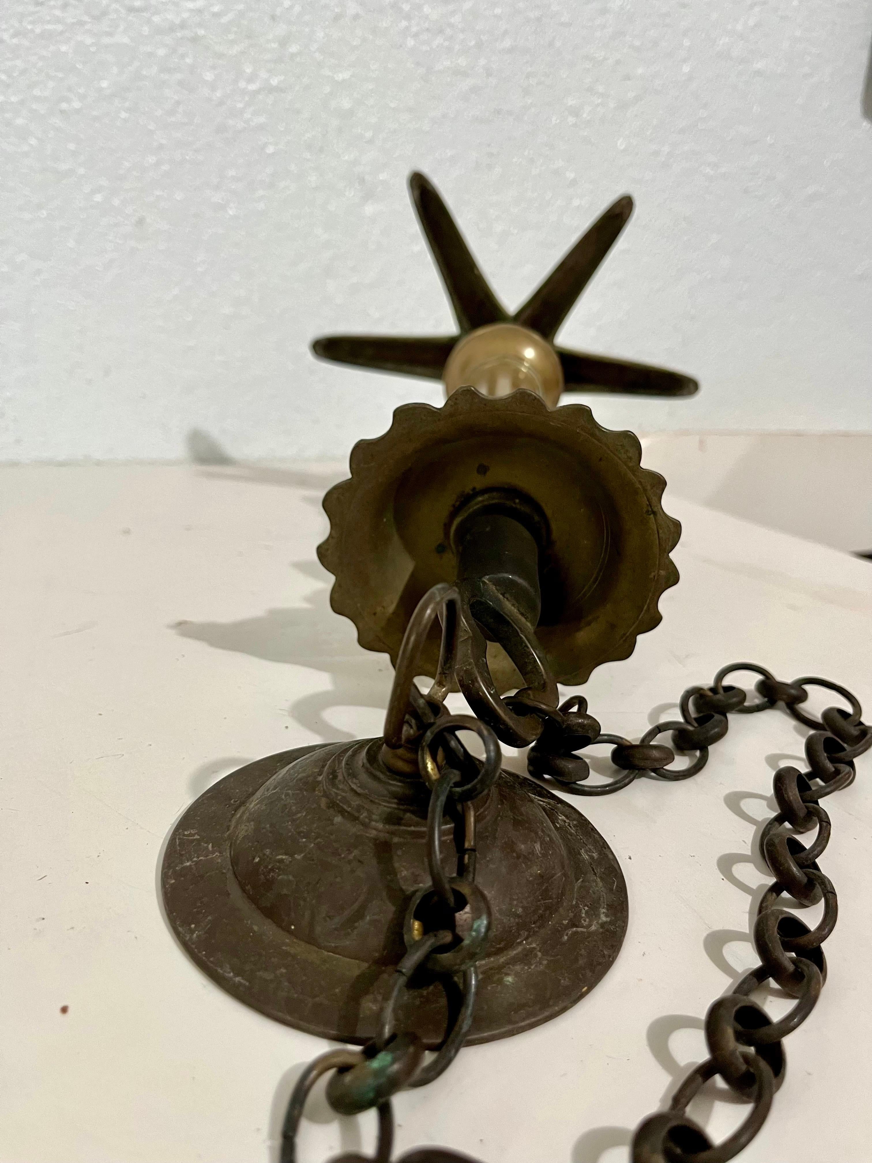 Rare lampe à huile judaïque ancienne suspendue en bronze représentant un Synagogue ou un temple judaïque, avec chaîne en vente 5
