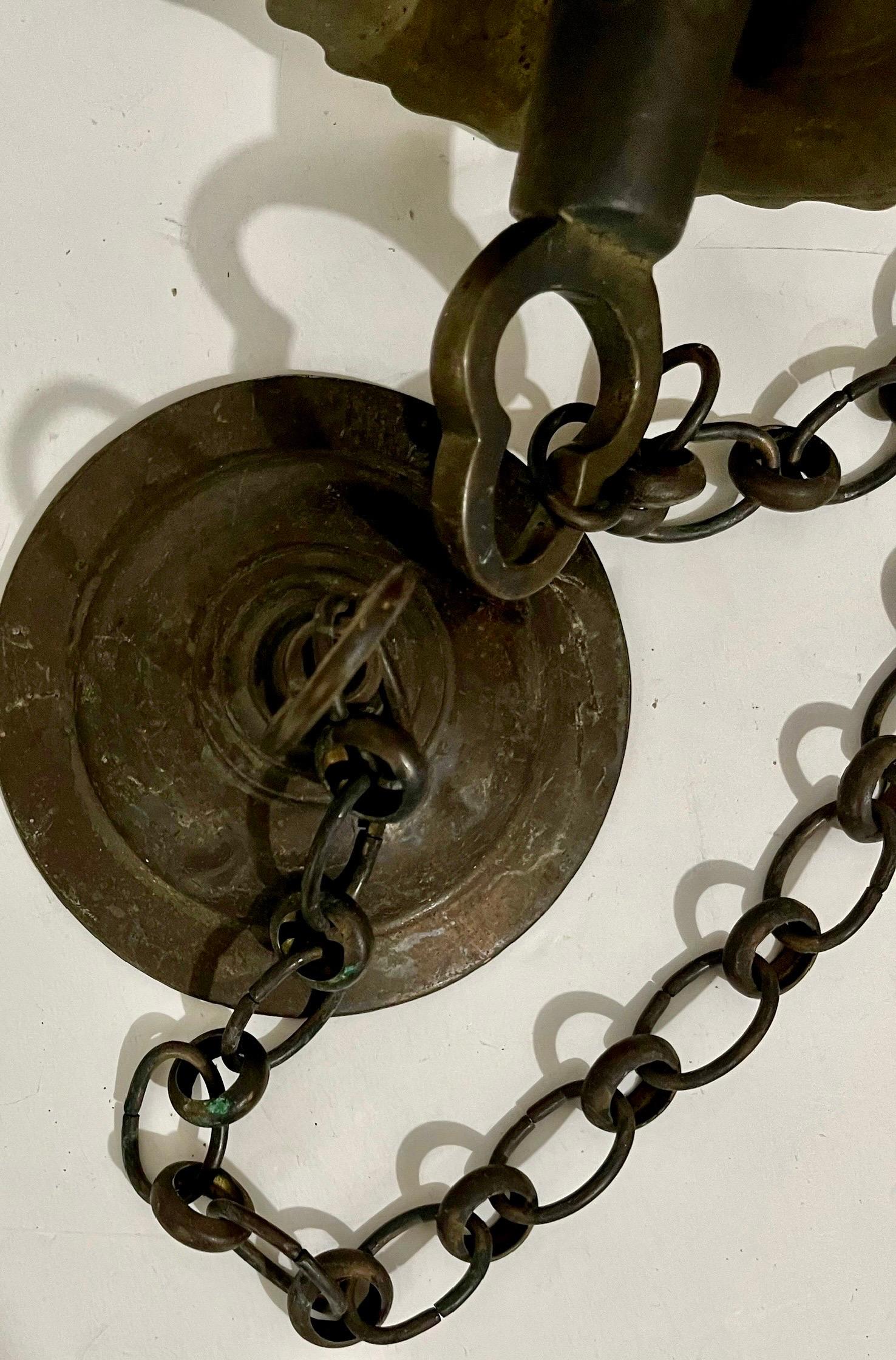 Rare lampe à huile judaïque ancienne suspendue en bronze représentant un Synagogue ou un temple judaïque, avec chaîne en vente 7