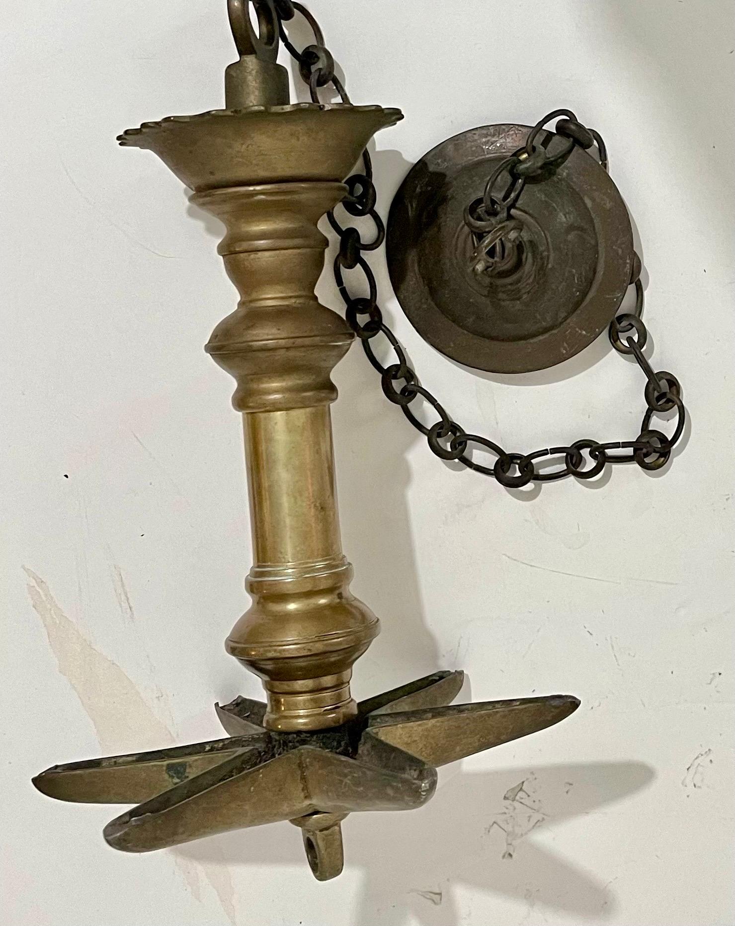 Rare lampe à huile judaïque ancienne suspendue en bronze représentant un Synagogue ou un temple judaïque, avec chaîne en vente 8