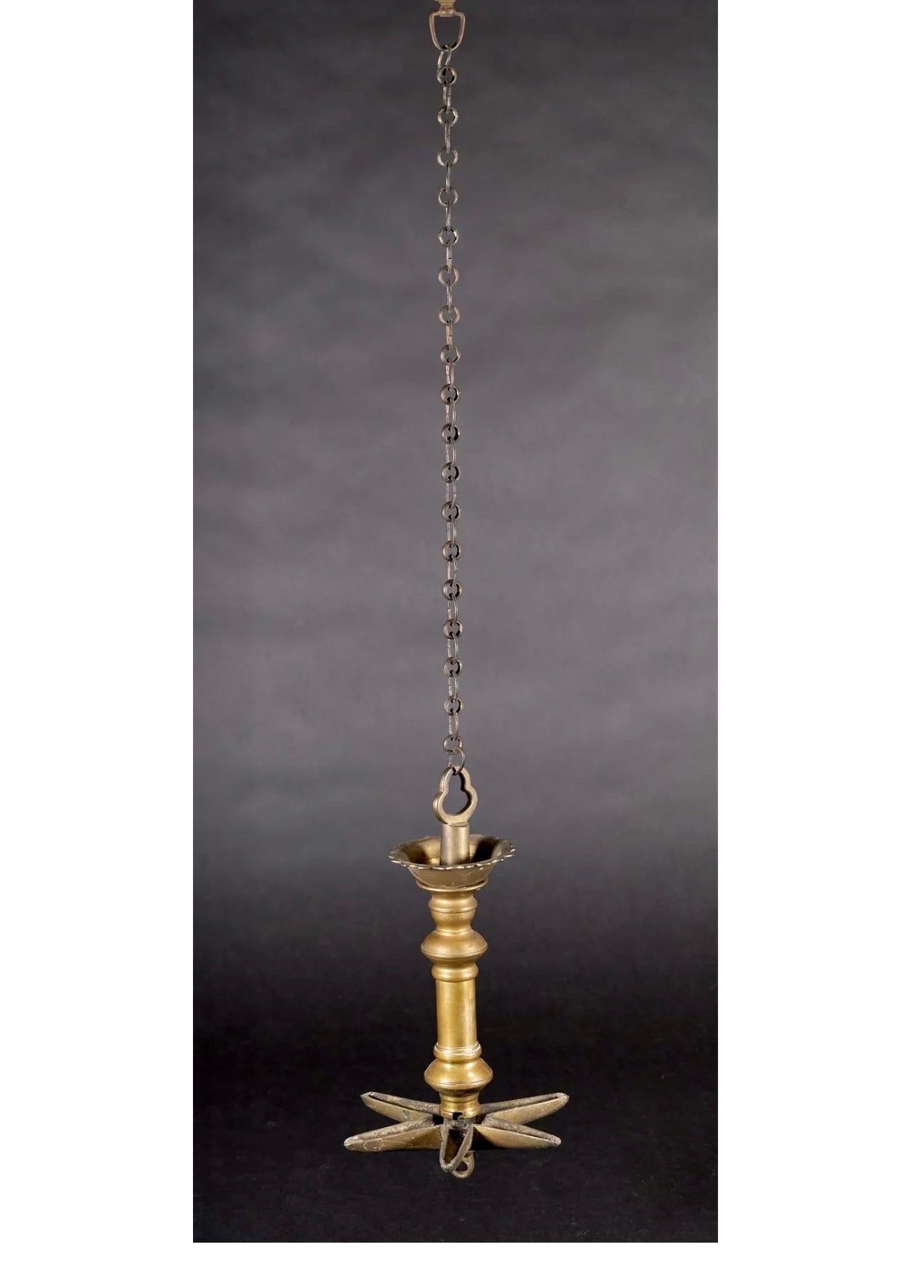 Rare lampe à huile judaïque ancienne suspendue en bronze représentant un Synagogue ou un temple judaïque, avec chaîne - Autres styles artistiques Art par Unknown
