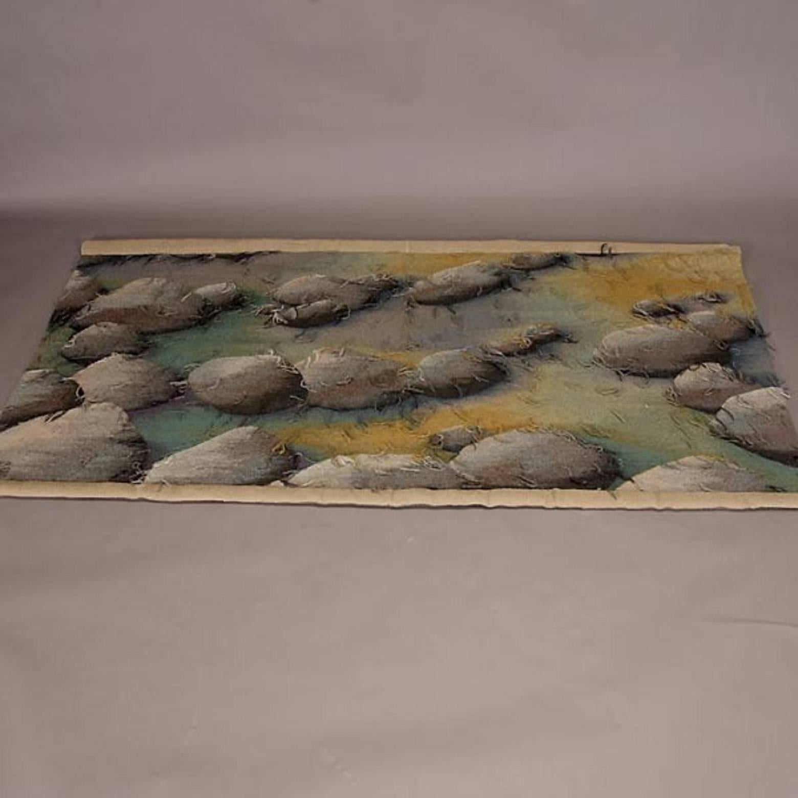 Großer handgewebter Wandteppich aus Wolle „Boulders II“ mit Flusssteinen im Angebot 1