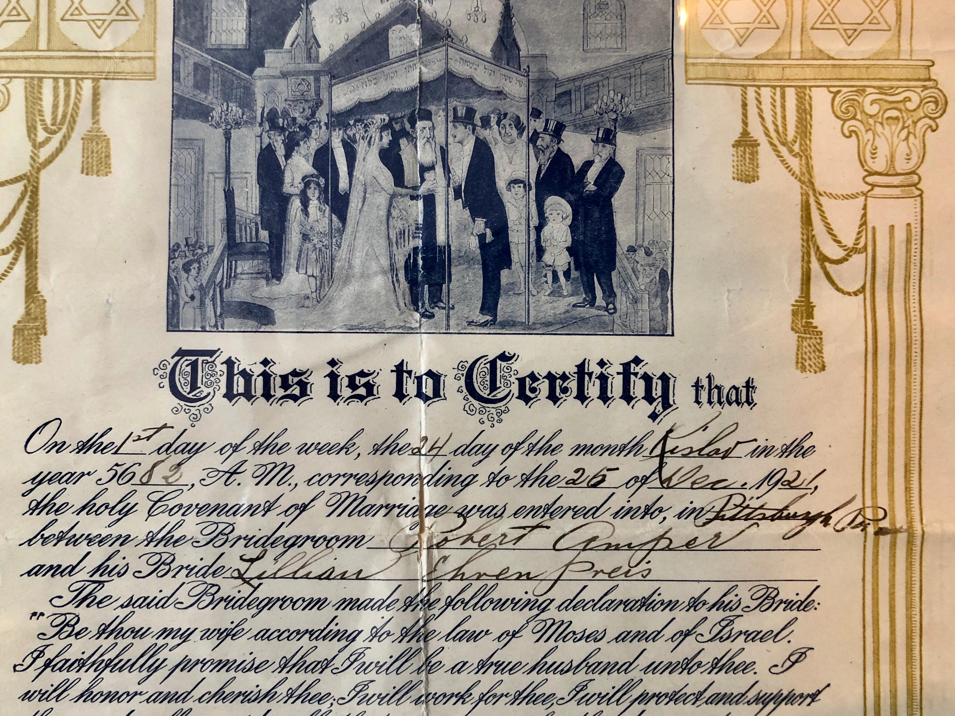 Contrat de mariage juif vintage, probablement imprimé aux Etats-Unis ou en Allemagne. Utilisé à Pittsburgh, Pennsylvanie, daté à la main en 1921. Une rare pièce judaïque du début de l'Amérique. Imprimé en or et bleu
écrit dans une belle calligraphie
