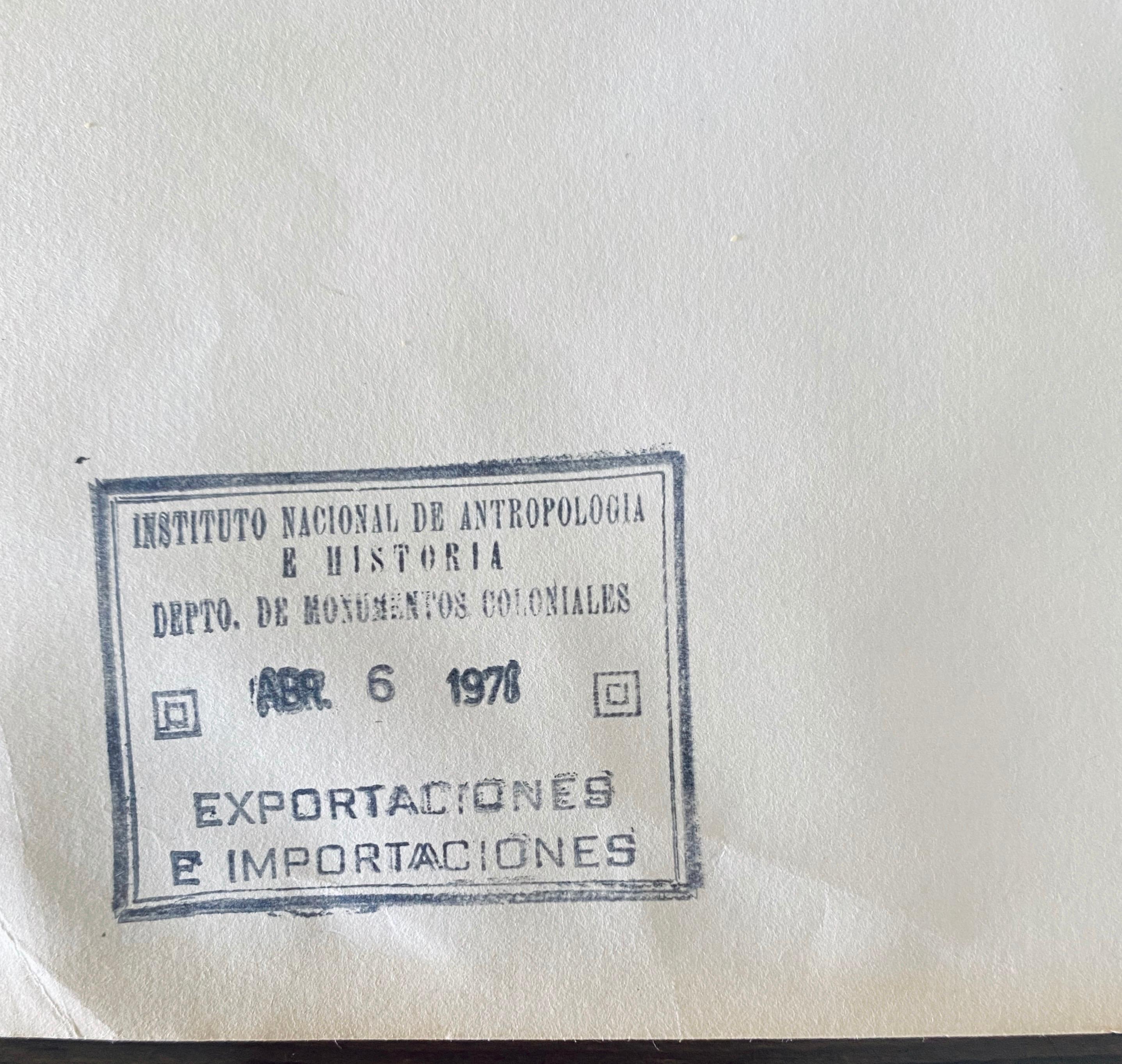 Aquarelle et encre surréaliste latino-américaine - Femme tenant un sac à main en vente 2