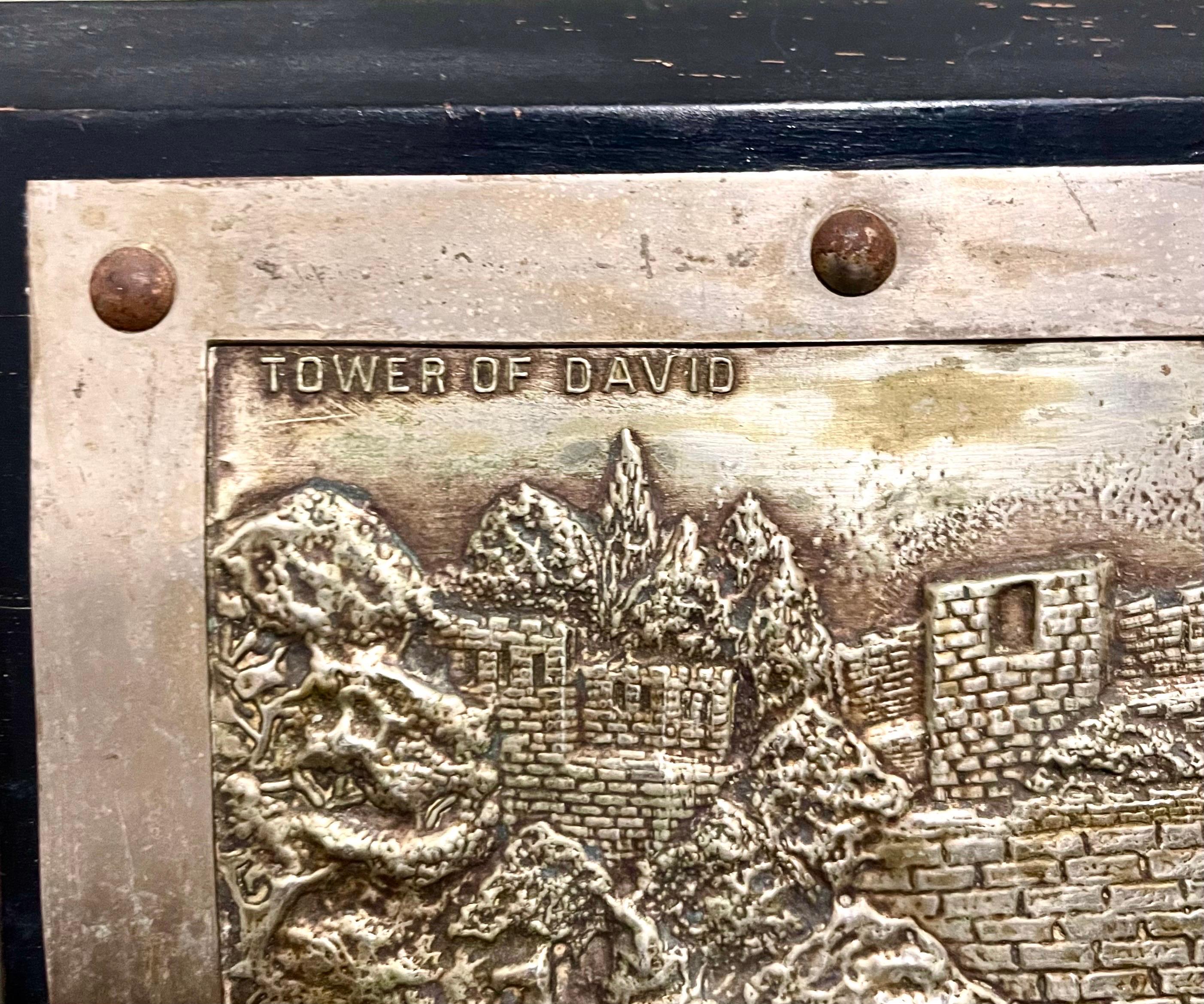 Plaque sculpturale repoussée provenant de l'école d'art originale de Bezalel à Jérusalem.
Elle porte la mention 