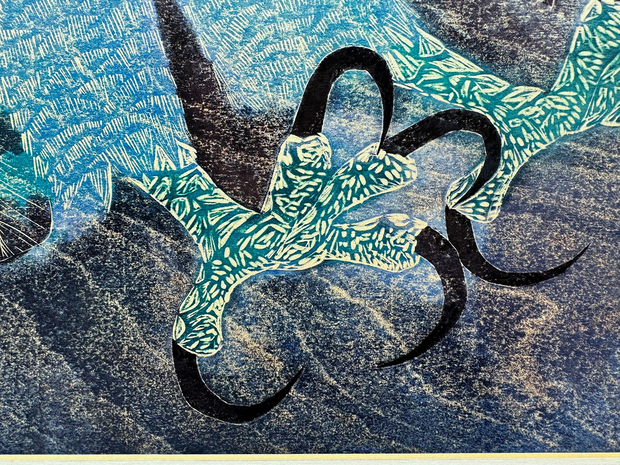 Aigle attaquant aux serres prêtes à frapper sa proie en bleu -Japonais-Américain - Bleu Abstract Drawing par George Suyeoka
