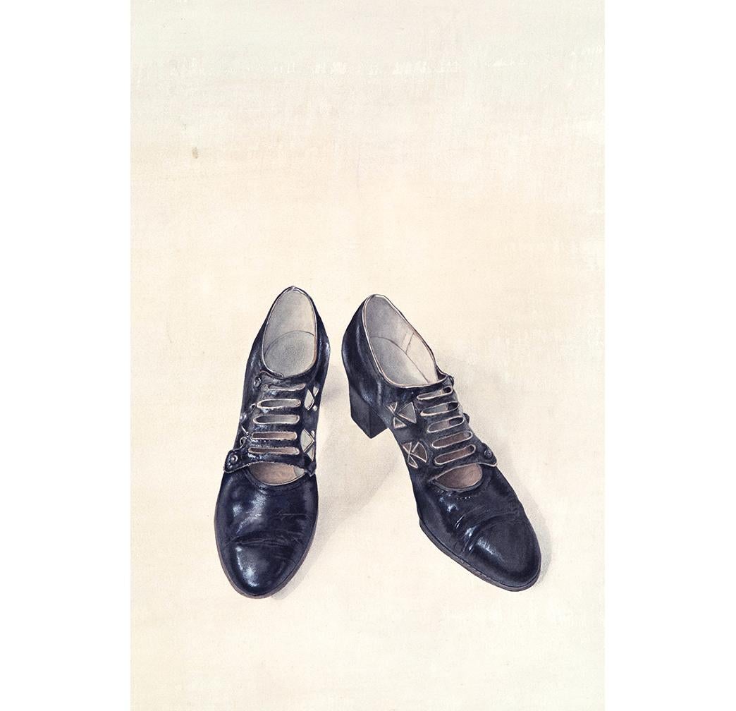 Cathy Ross Still-Life – Schwarze Schuhe aus schwarzem Leder