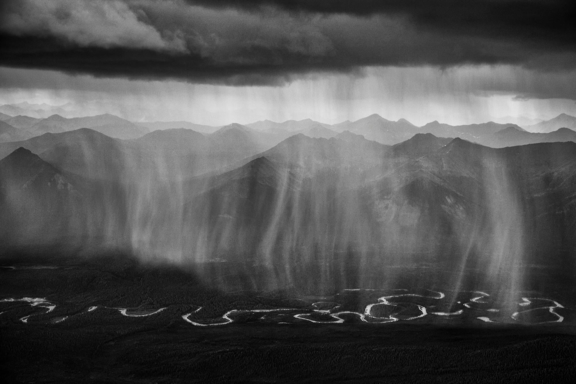 Pluies dans le bassin versant de la Peel
Yukon, Canada, 2011.

24 x 42.5 in / 61 x 108 cm / Edition de 20 exemplaires
36 x 64 in / 91.4 x 162.6 cm / Edition de 10 exemplaires

"Une pluie d'été tombe sur la rivière Peel, dans le nord du Territoire du