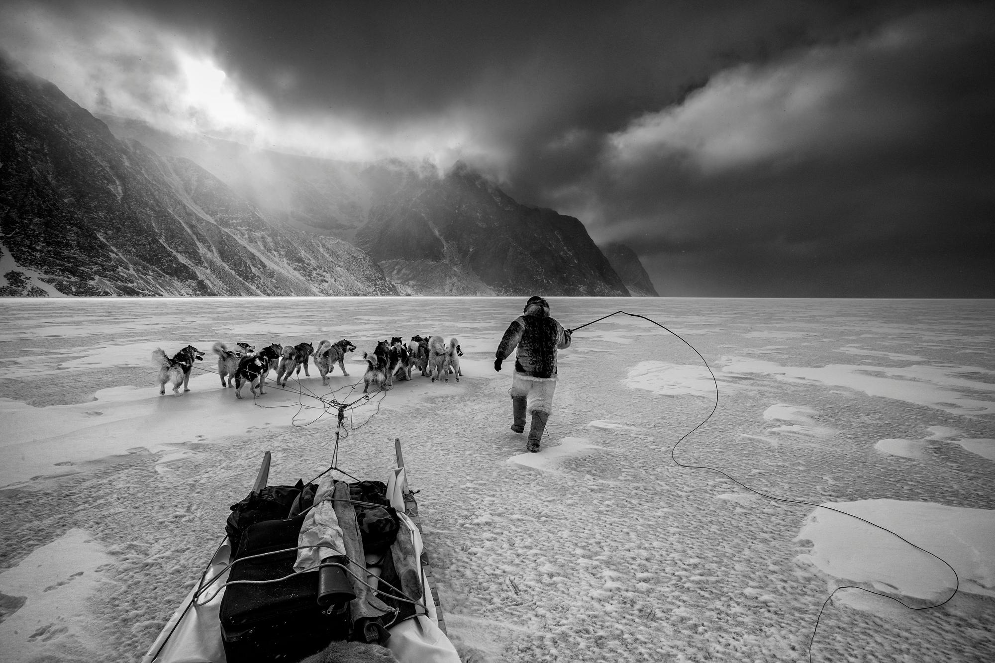 Arktis-Reise
Grönland, 2015.

24 x 36 in / 61 x 91,4 cm / Auflage von 20 - $3,500

Auch verfügbar:
31 x 46,5 in / 78,7 x 118,1 cm / Auflage von 15 - $7.500
40 × 60 in / 101,6 x 152,4 cm / Auflage von 10 - $12.500

Ein Inuit-Jäger steuert sein