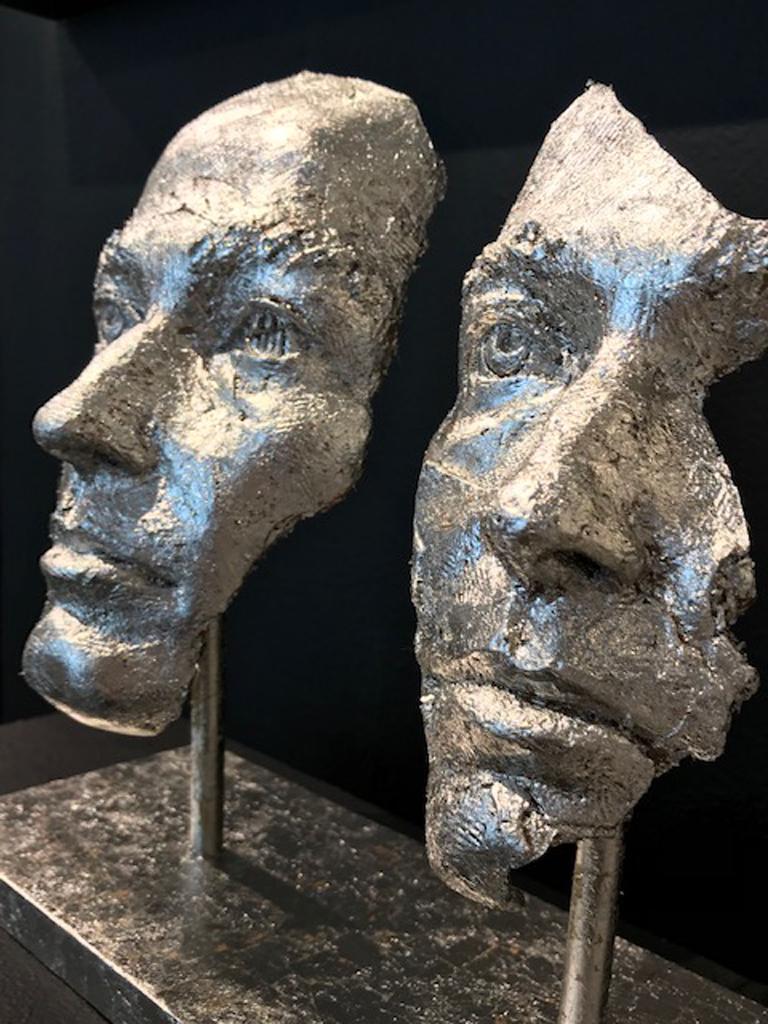 Bronce con hoja de platino

Basada en el autorretrato de Boky Hackel-Ward, esta escultura no sólo trata de lo que puede ocurrirnos cuando nos perdemos en un amor que parece más grande que grande y perdemos nuestra propia identidad. También trata del