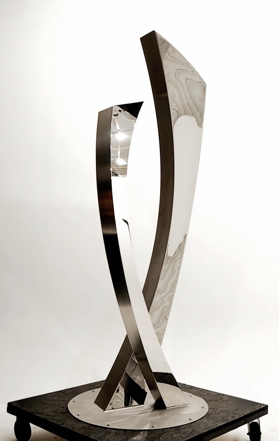 « Emerging », grande sculpture abstraite minimaliste en acier inoxydable poli