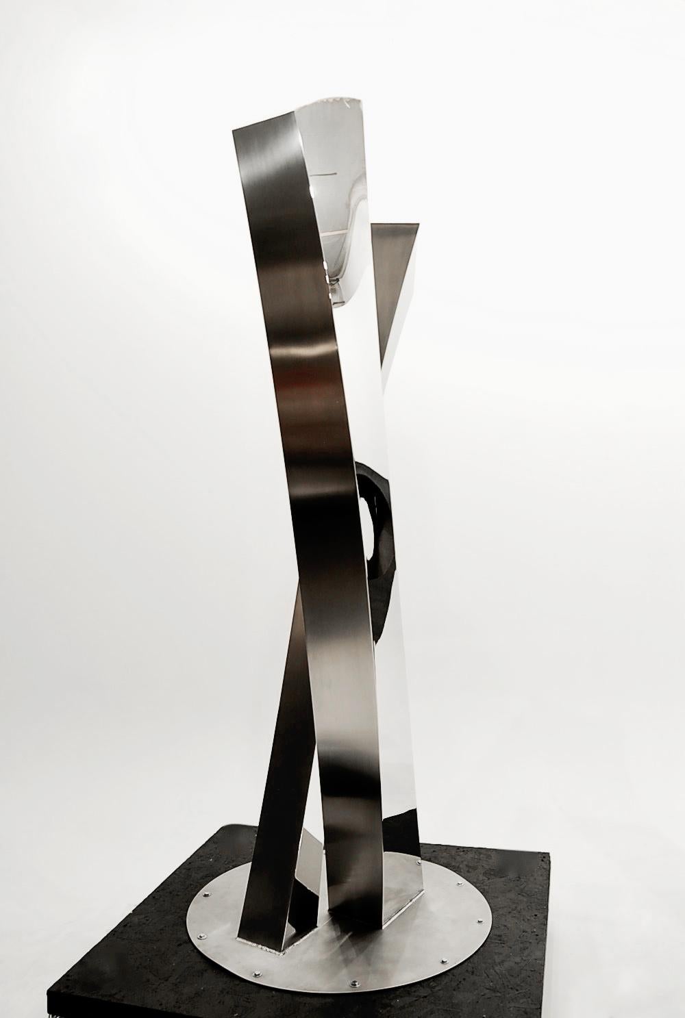 „Emerging“, große minimalistische abstrakte Skulptur aus poliertem Edelstahl (Abstrakt), Sculpture, von Thomas Ramey