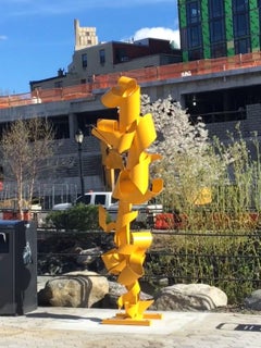 « Back from the Yellow Brick Road » - Sculpture en métal abstrait à grande échelle, jaune