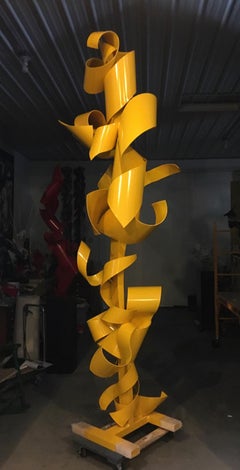 « Back from the Yellow Brick Road » - Sculpture en métal abstrait à grande échelle, jaune