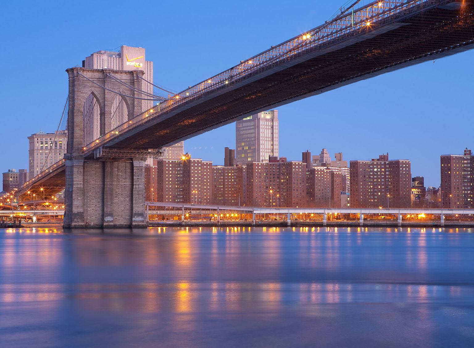Landscape Photograph Allen Singer - "Brooklyn Bridge", paysage urbain, photographie en couleur, New York City