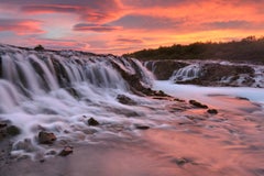 « Midnight Sun, Iceland », photographie de nature en couleur, paysage, cascade, rose