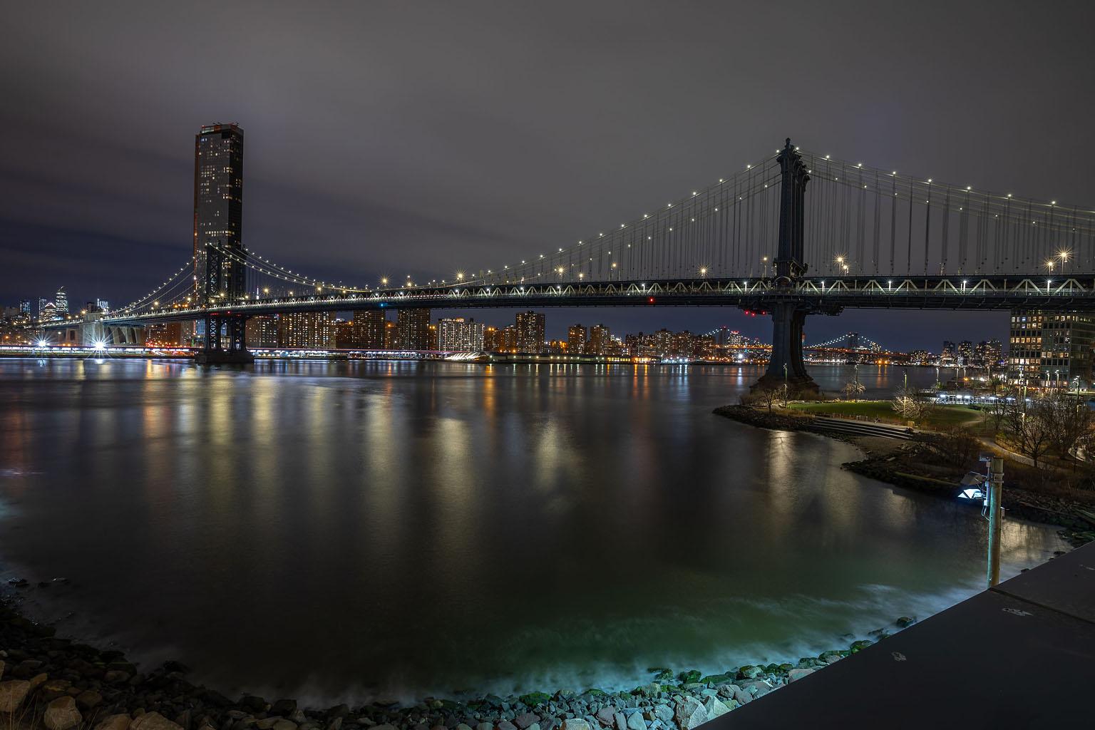 Landscape Photograph Allen Singer - "Brooklyn Bridge Park", Paysage urbain, photographie en couleur, ville de New York, nuit