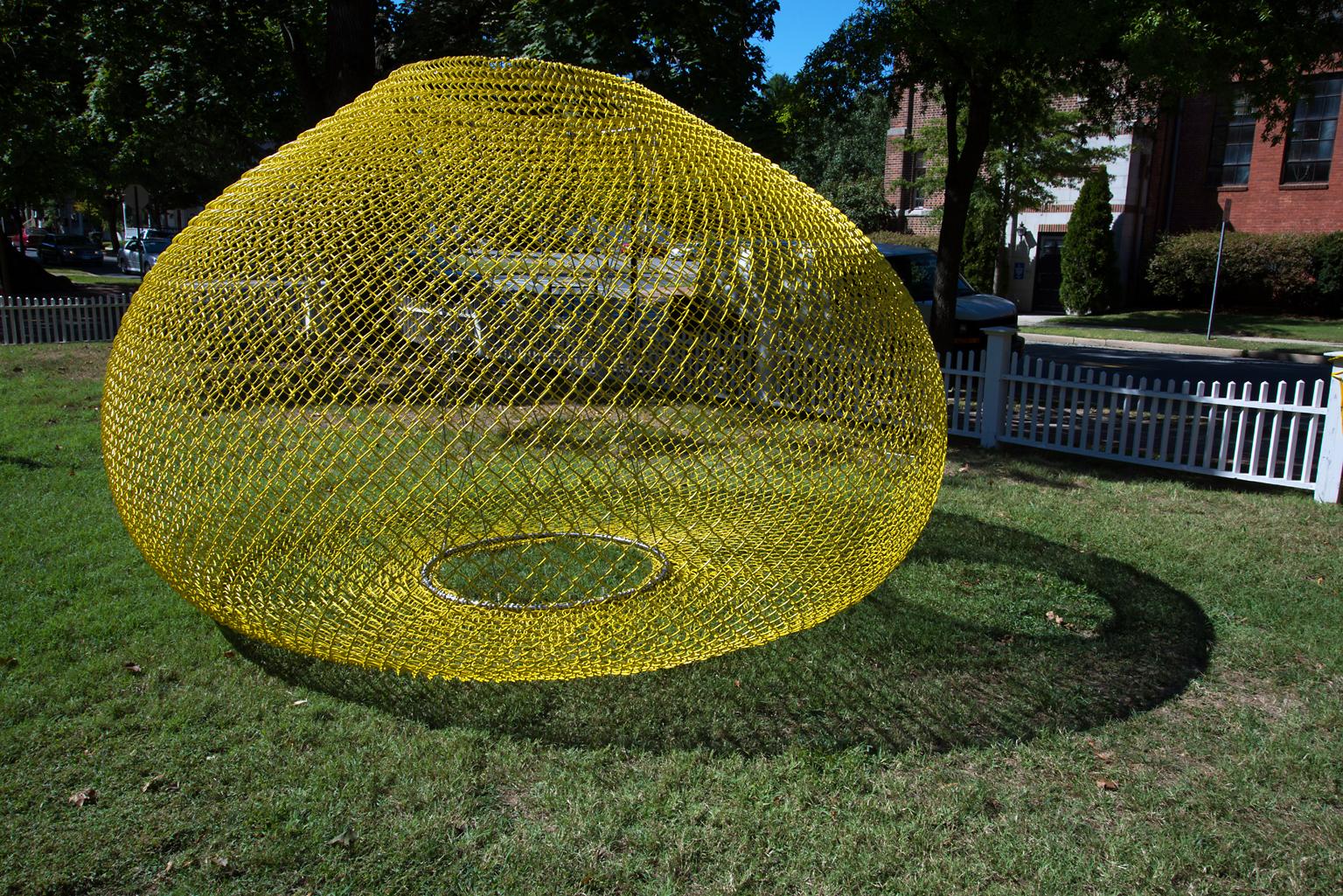 "Calabaza amarilla" Escultura abstracta de eslabones metálicos de John Ruppert