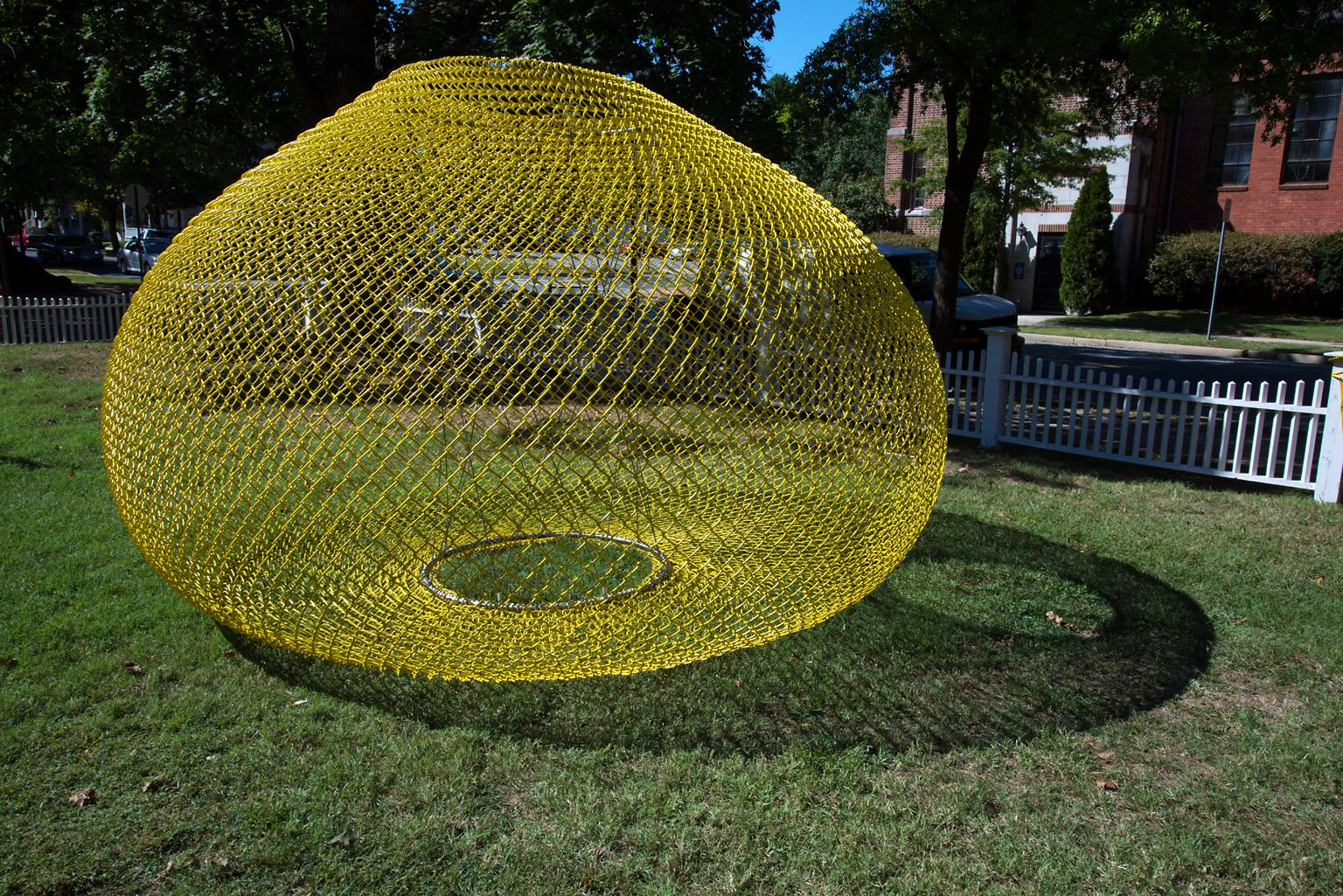 « Yellow Gourd », sculpture abstraite à maillons en métal, de John Ruppert