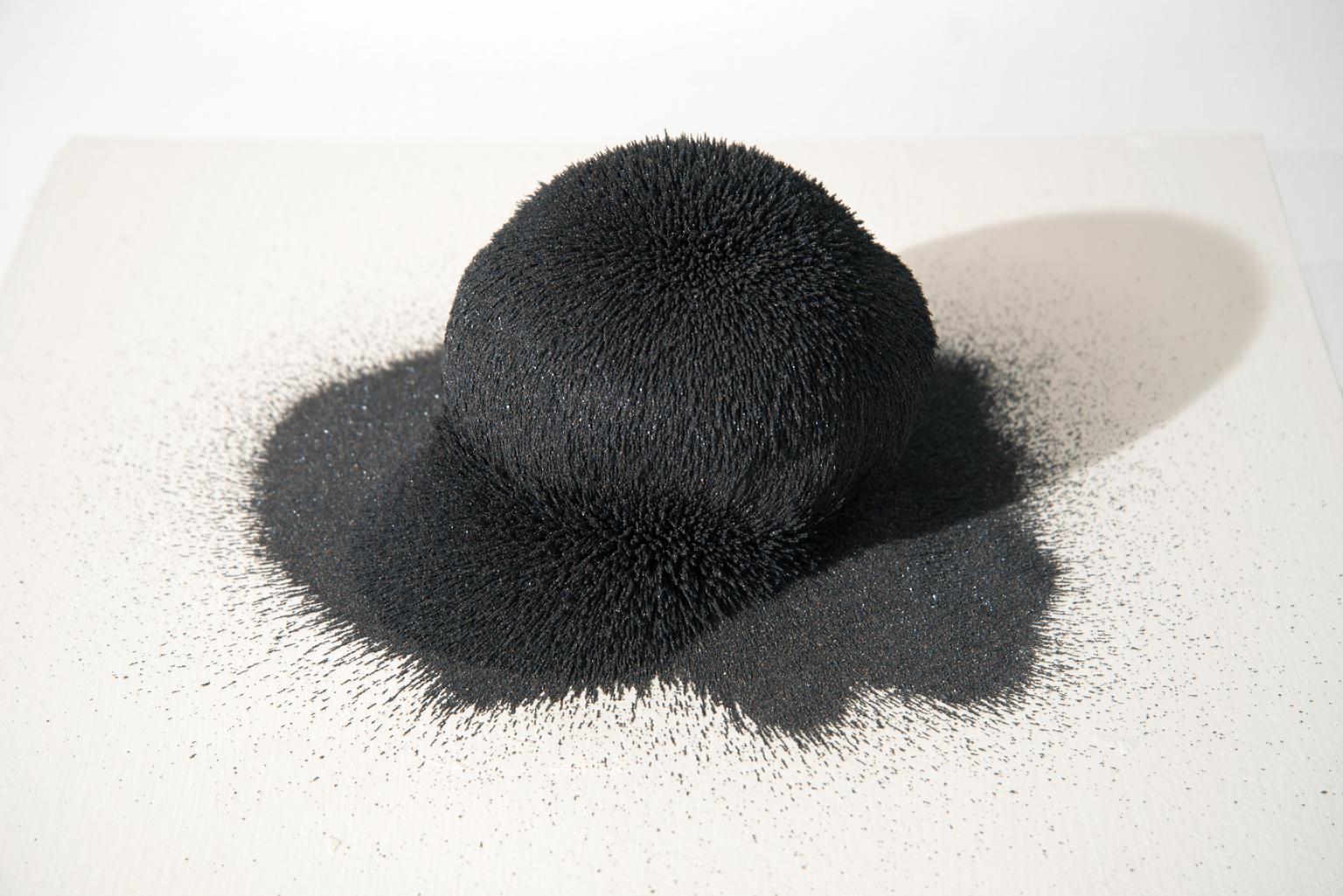 Abstrakte, volkanische Sandskulptur „Flügelkugel“ von John Ruppert, „Force Field Sphere“ im Angebot 1