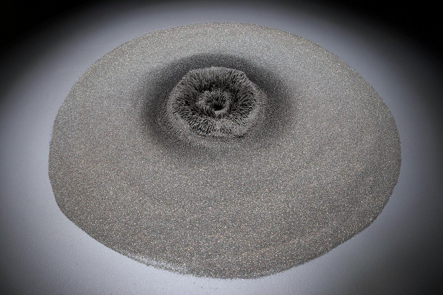 "Vortex" von John Ruppert
Vulkansand (Magnetit) aus dem Joshua Tree, Seltenerdmagnet

In den letzten 35 Jahren hat John Ruppert mit gegossenen Metallen, hergestellten Materialien wie Maschendrahtgewebe, gemischten Medien und in jüngerer Zeit mit