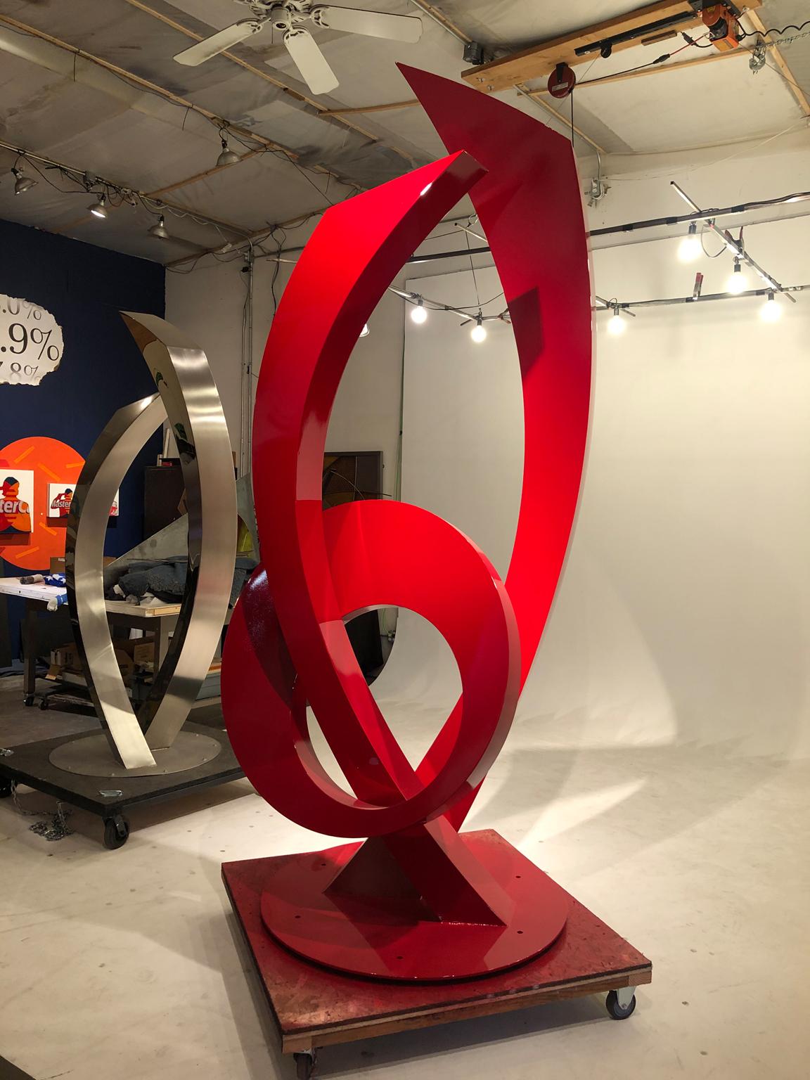 « anniversaire », grande sculpture abstraite minimaliste en acier inoxydable rouge - Rouge Abstract Sculpture par Thomas Ramey