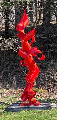 « Dancing Down the Staircase », sculpture en métal abstrait à grande échelle, rouge