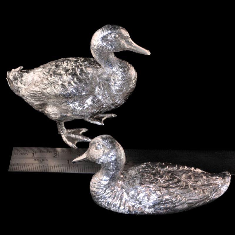 Paar kleine „Mallard Ducks“ aus Sterlingsilber von Hancocks  (Schwarz), Figurative Sculpture, von Hancocks London 