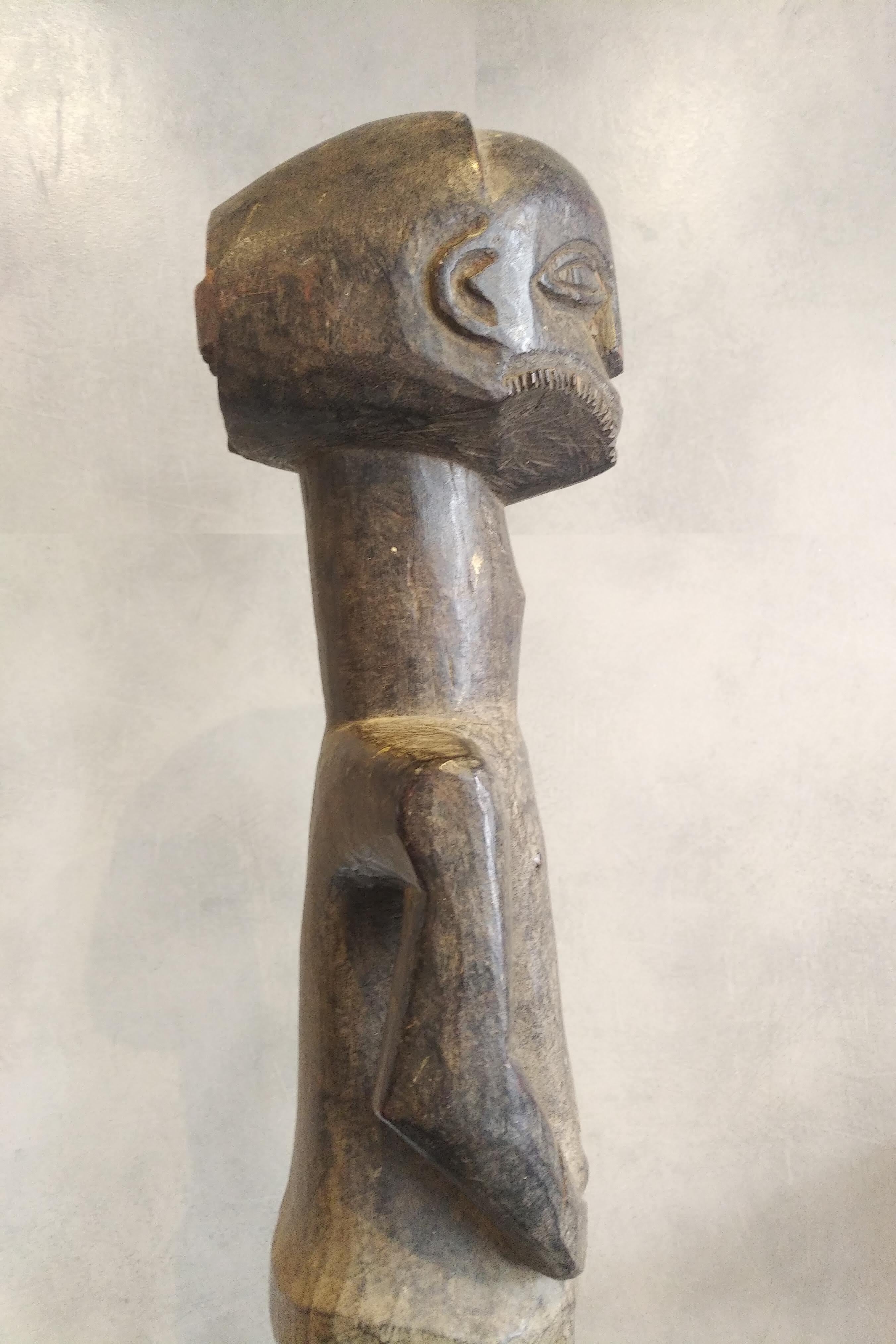 
Beautiful old sculpture representative of the Niembo corpus among the Hemba,
Hardwood, patina of dark use.
Very old statue of a standing male figure representing a chief, he is standing hands on hips, short legs and broad shoulders. The body is