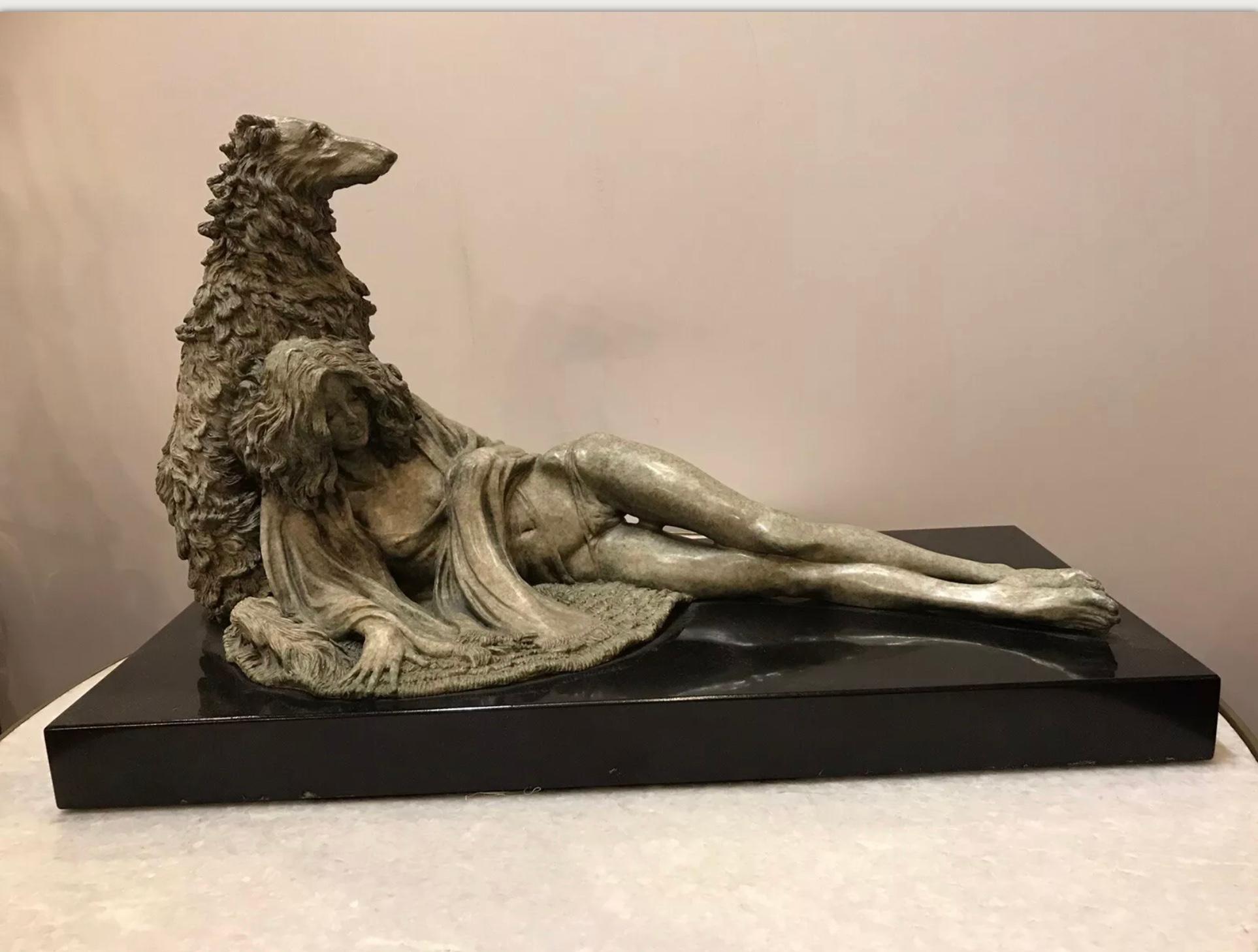 Magnifico capolavoro di scultura in bronzo di donna con il cane Scottish Deer Hunter Il bronzo è dotato di patina verde; 1/10 
Molto bello e molto dettagliato il cane fatto molto bello mostra in rilievo il pelo del cane in tre dimensioni i cani con