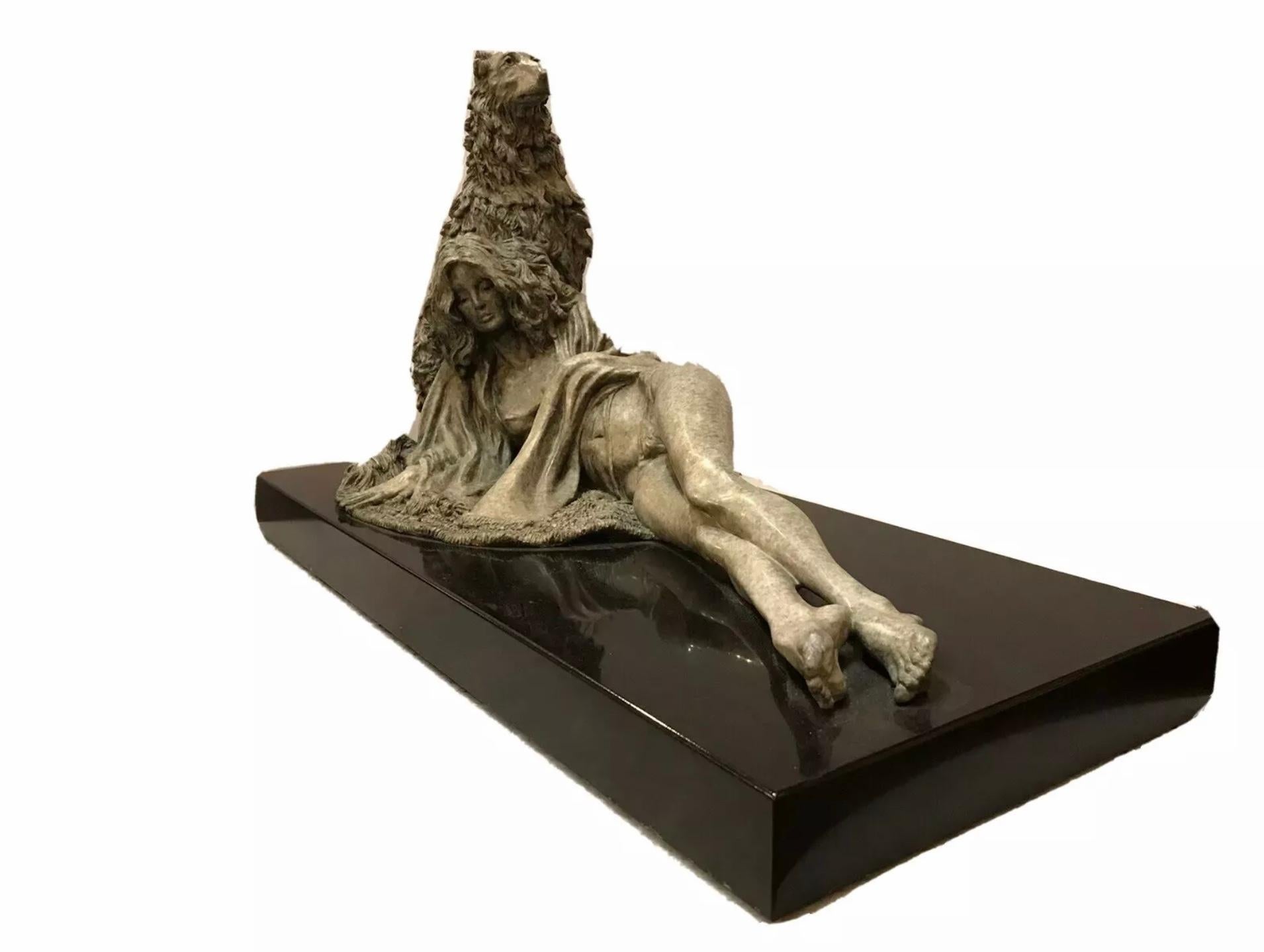 LA LADY UND SCOTTISH DOG (Gold), Nude Sculpture, von Allen Ralph Messey 