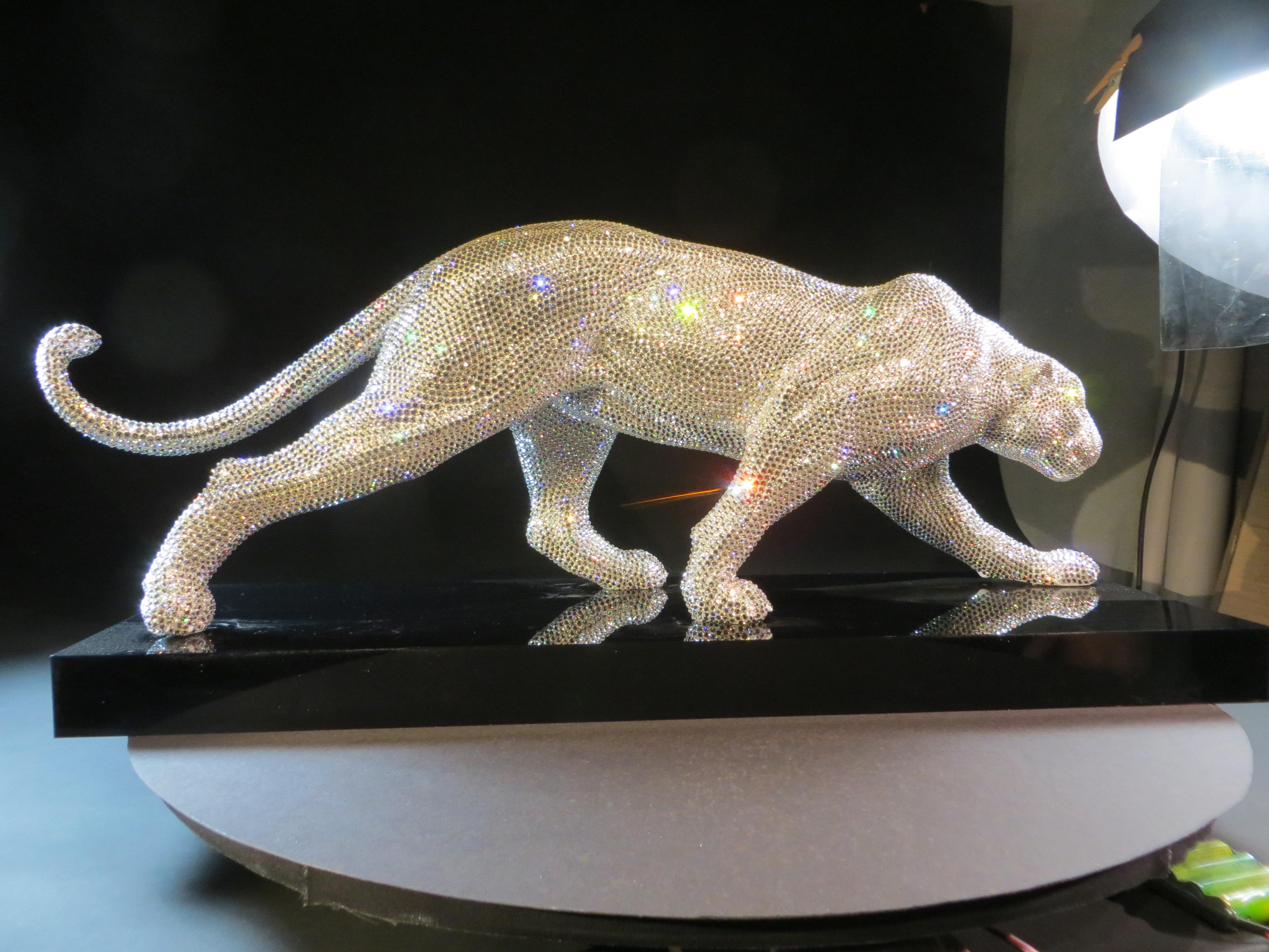 Guepardo cubierto de cristales Swarovski - Sculpture Contemporáneo de Ives Pires