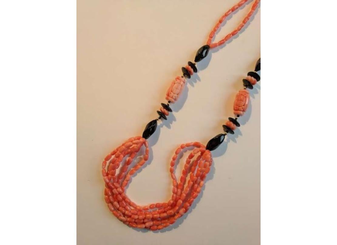 A coral and onyx necklace of good proportions and elegance.
A fabulous piece of jewelry from the 1960-1970s.
Two sections of the necklace with Chinese flair are beautifully carved by hand 
This is the perfect gift for a discerning person.