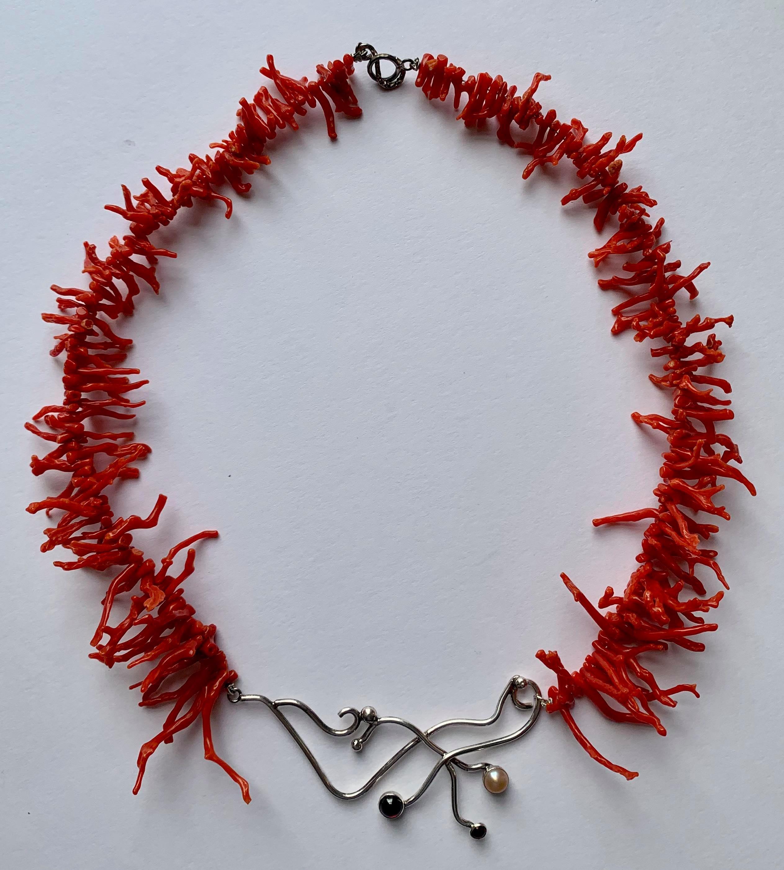 Schmuck- Handgefertigte Korallen-Halskette – Mixed Media Art von Mary Wheeler