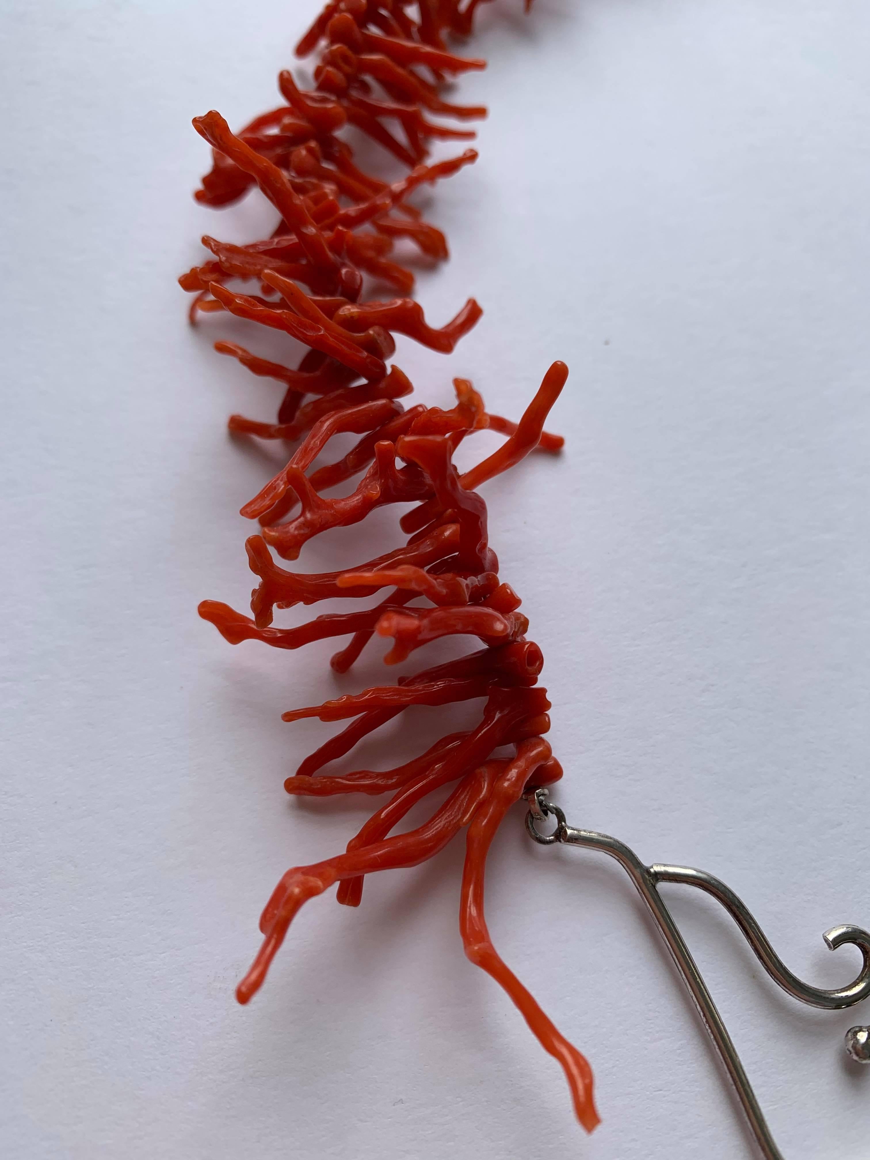 Schmuck- Handgefertigte Korallen-Halskette im Angebot 4