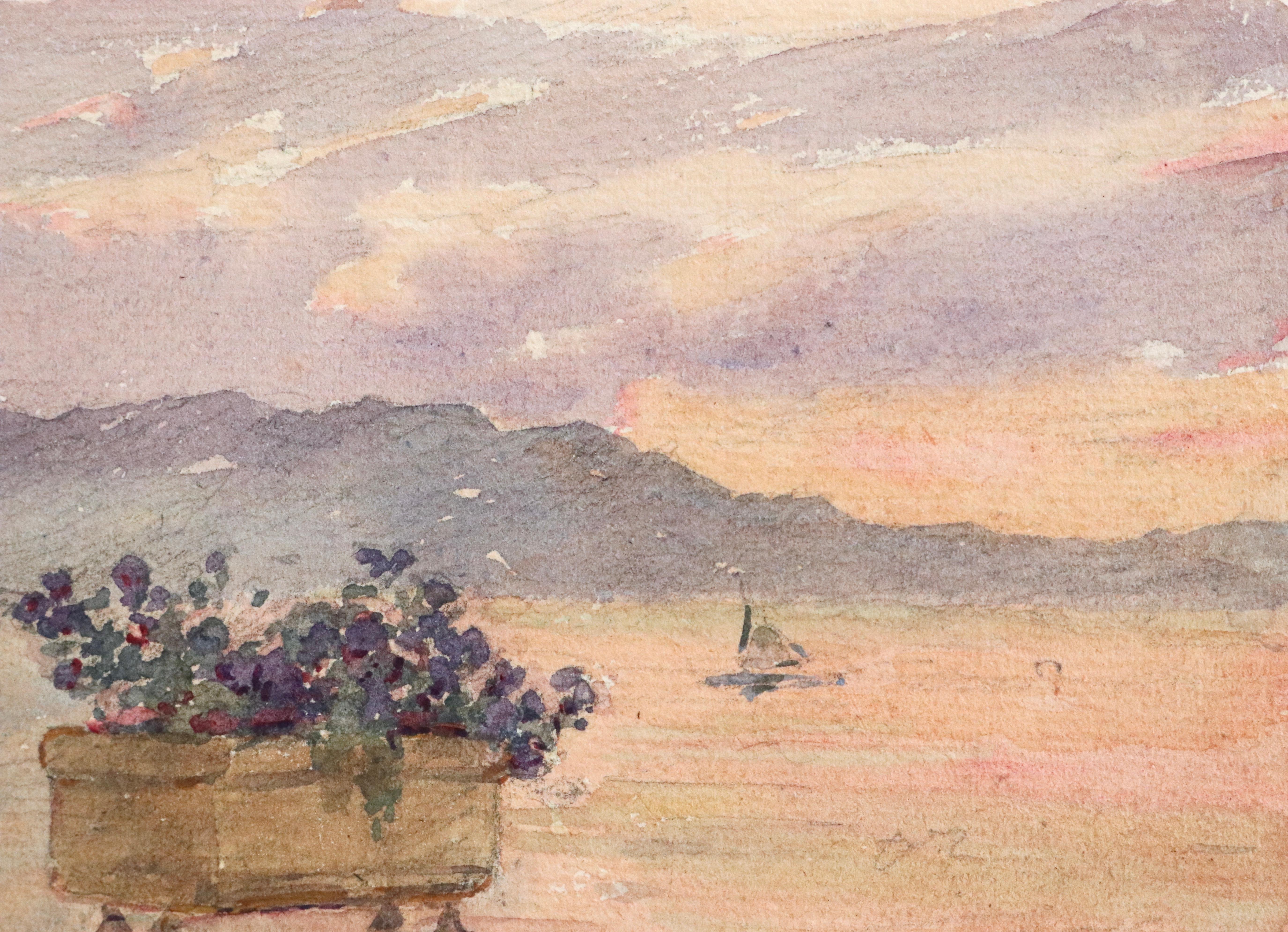 Aquarell auf Papier um 1925 von Henri Duhem, das einen Blick auf das Meer von der Promenade in Juan les Pins an der französischen Riviera zeigt. Ein Blumenkasten mit violetten Blumen im Vordergrund und ein Boot, das auf dem Wasser fährt, das durch