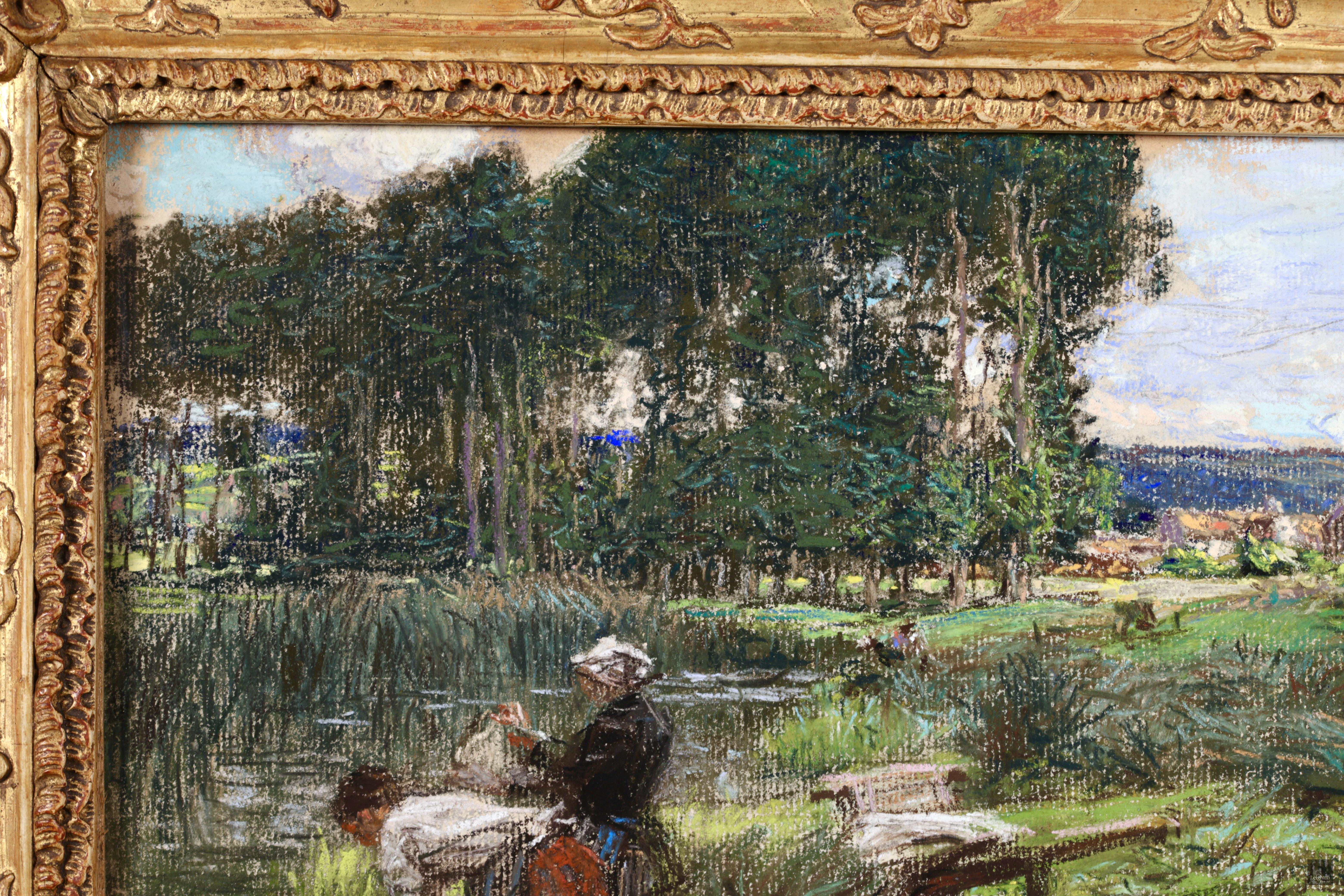 Figures de Barbizon dans un paysage signé au pastel sur papier vers 1885 par le peintre français Léon Augustin Lhermitte. L'œuvre représente deux lavandières qui lavent des draps dans une rivière. Une pièce magnifique dans le style distinctif de cet