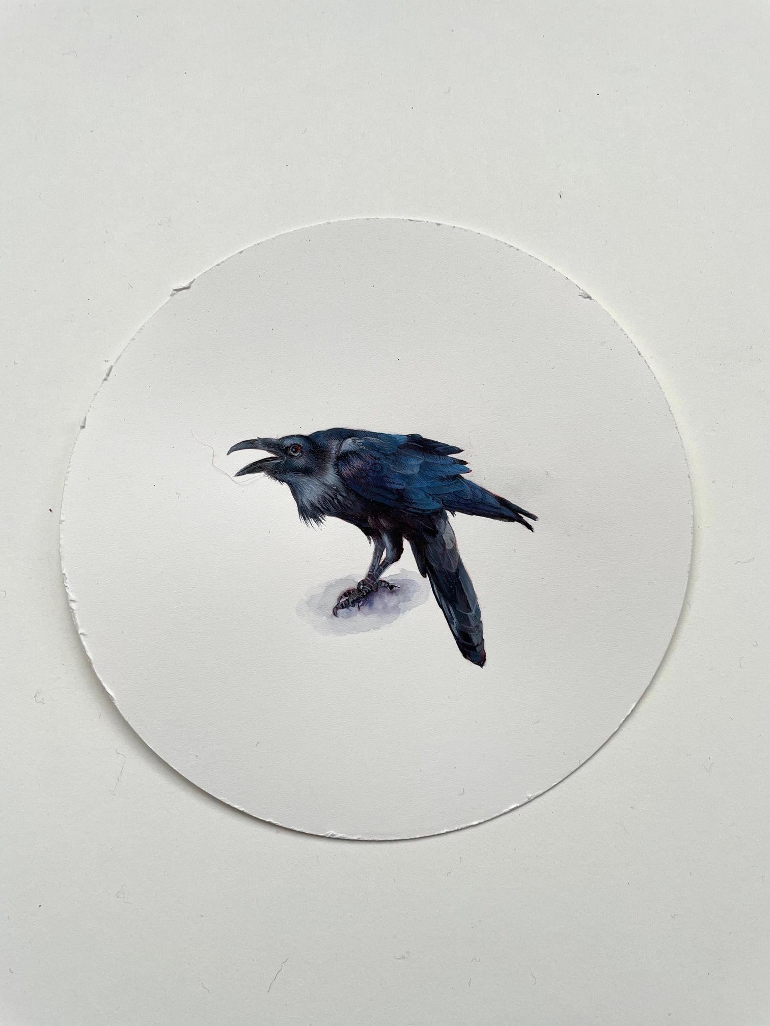 Dina Brodsky Animal Art – Raven 3, realistisches Miniaturporträt eines Vogels, Gouache auf Papier, 2023