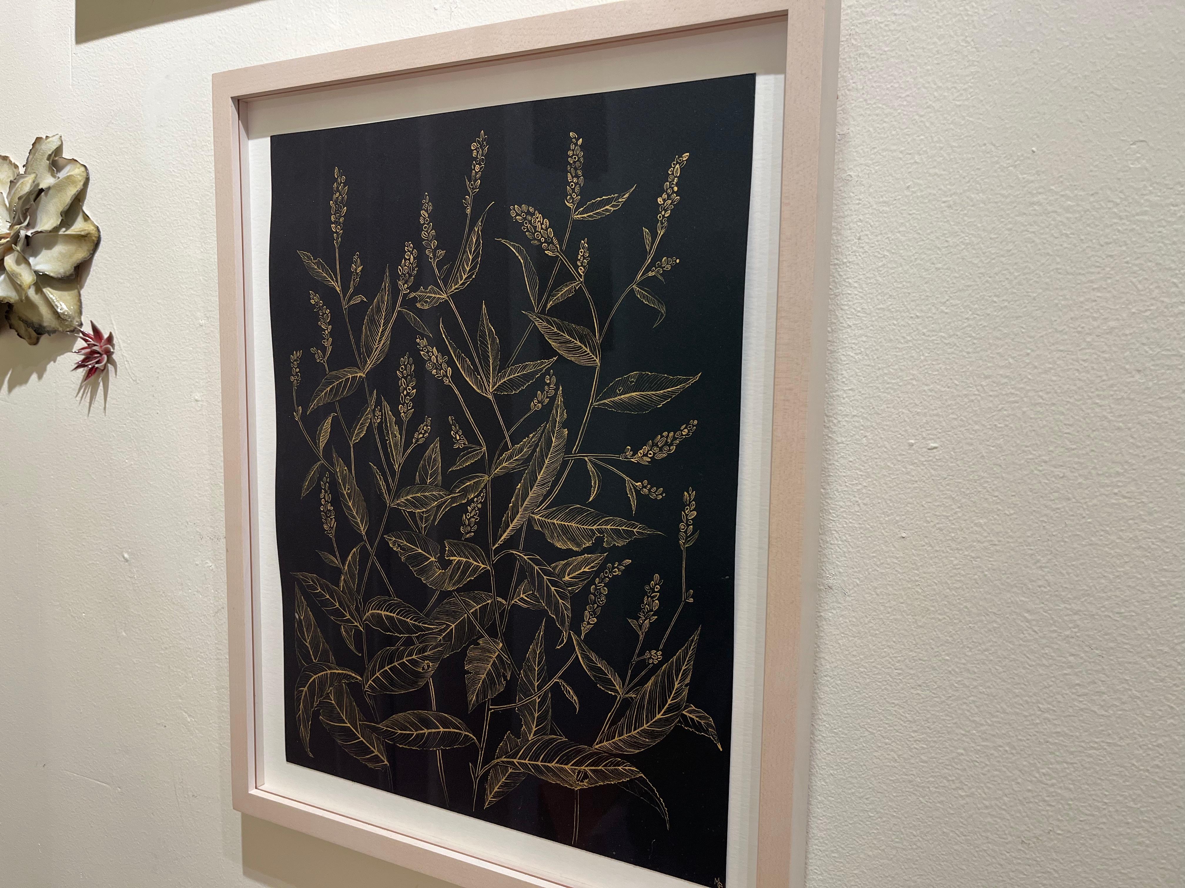 Le pouce de dame, dessin de nature morte botanique à l'encre acrylique dorée - Noir Landscape Art par Margot Glass