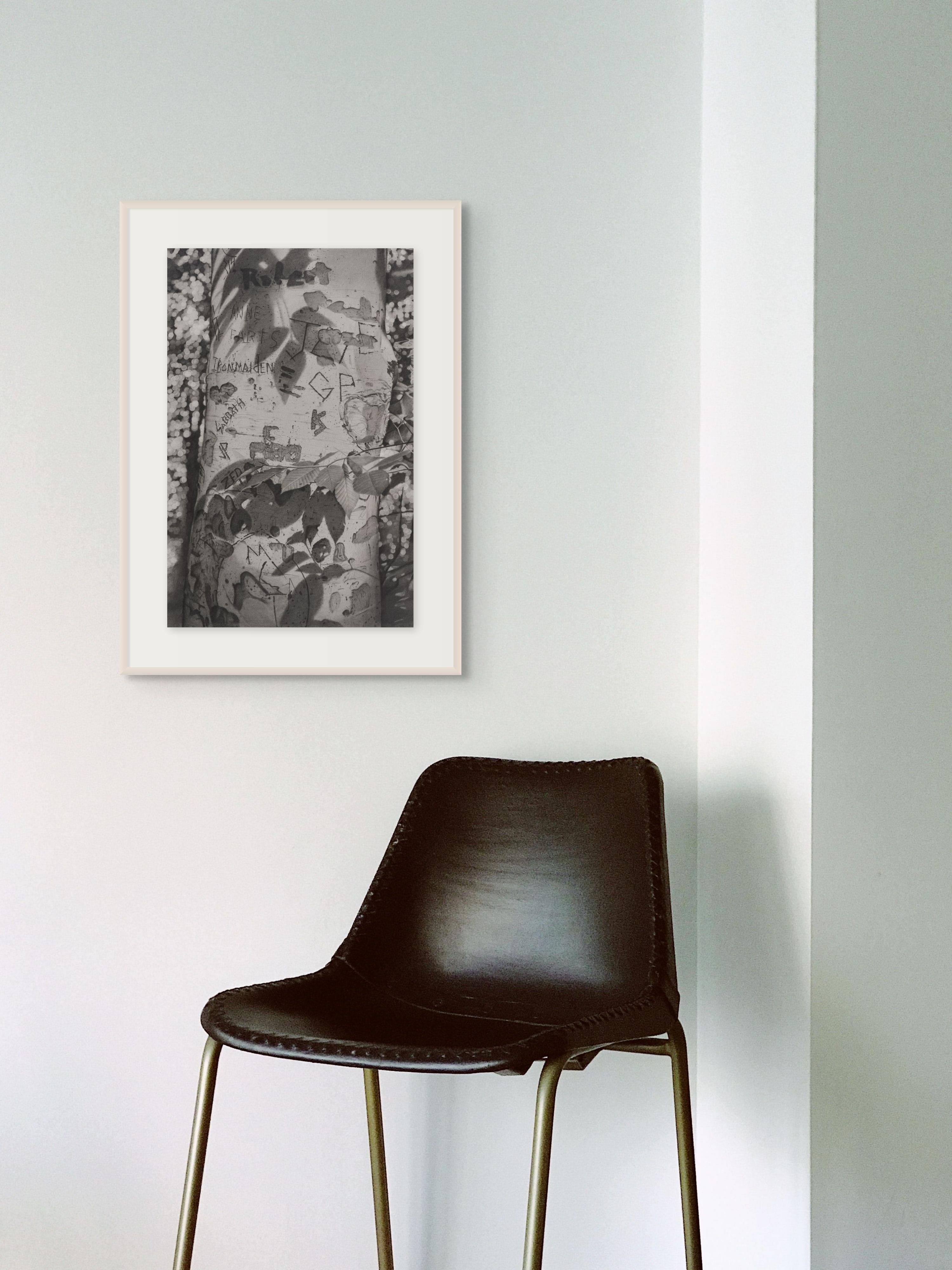 Graffiti-Baum 5, fotorealistische Graphit-Landschaftszeichnung, 2022 (Grau), Landscape Art, von Mary Reilly